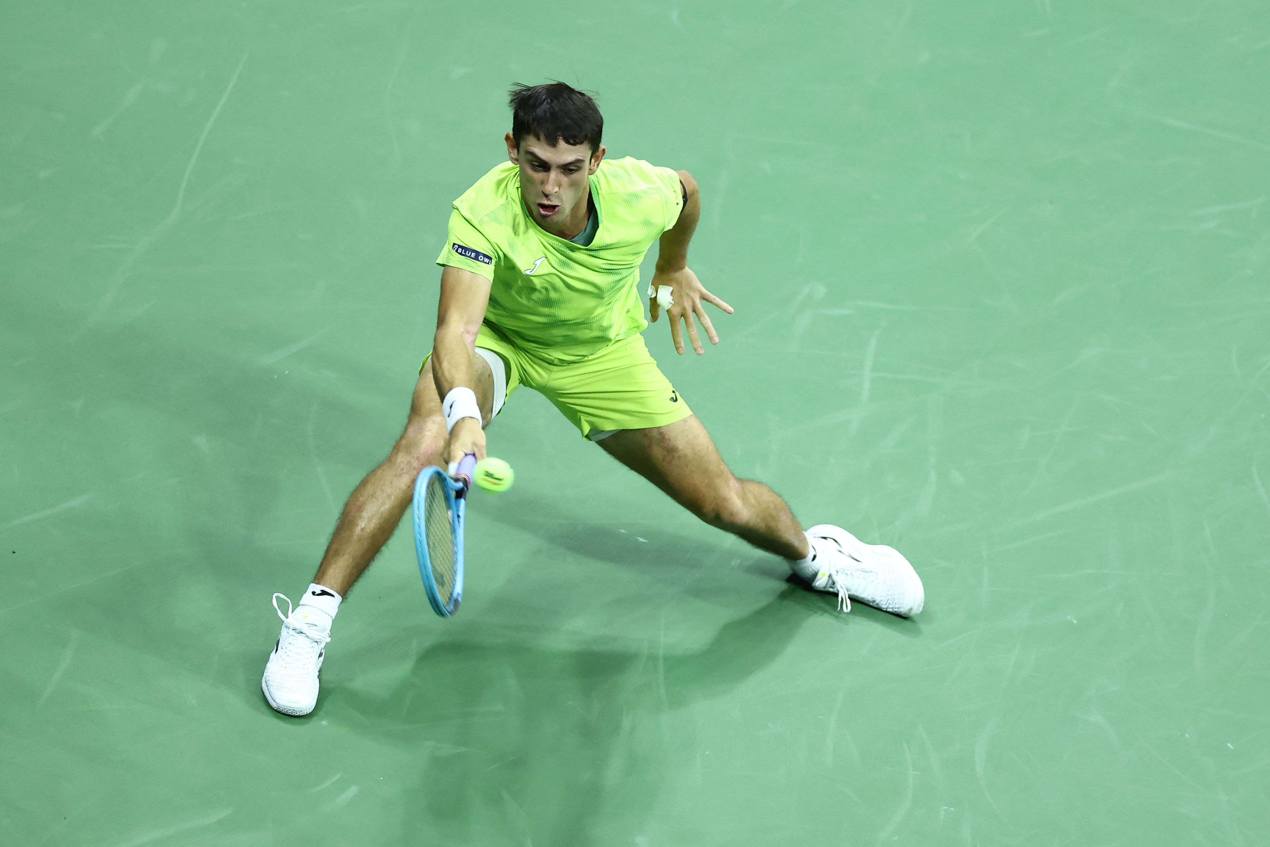 Mariano Navone se mide con Berrettini luego de su gran victoria sobre Djokovic (Photo by CHARLY TRIBALLEAU / AFP)