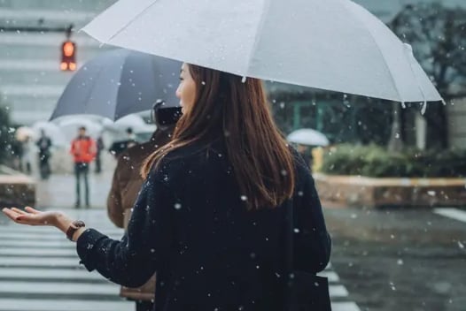 Hay beneficios derivados de la exposición a iones negativos en el aire, los cuales también son generados por la lluvia