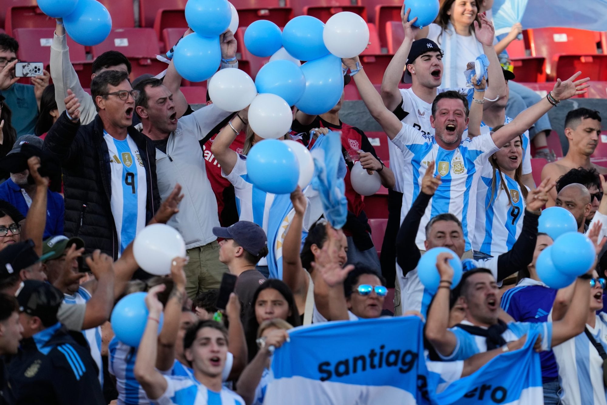 Los hinchas argentinos en la tribuna de estadio Nacional