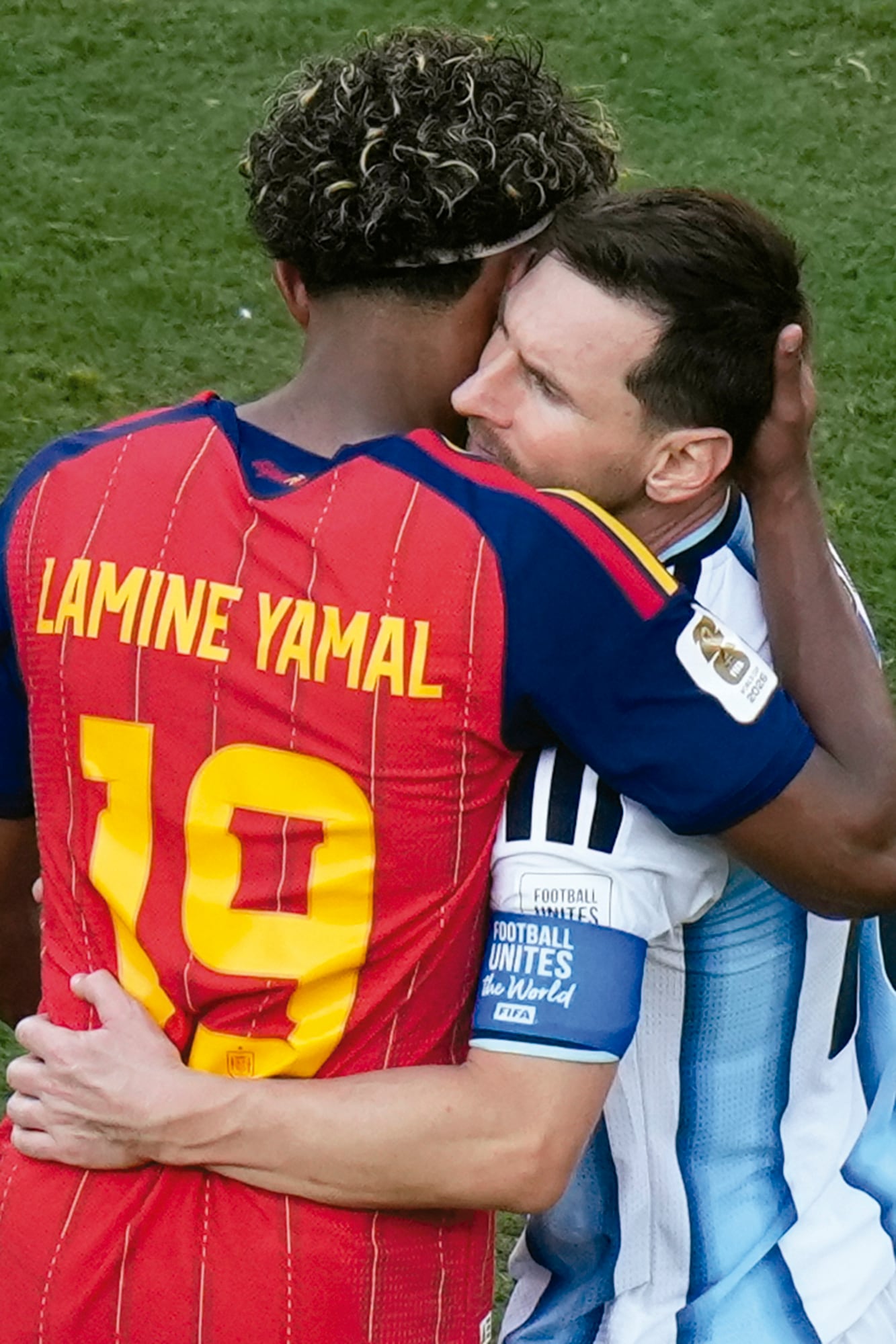 El abrazo de Yamal y Messi al final del partido