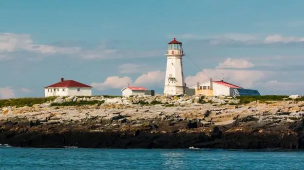 Canadá envía trabajadores para mantener el faro en la isla Machias Seal y dice que esto es una muestra de su soberanía
