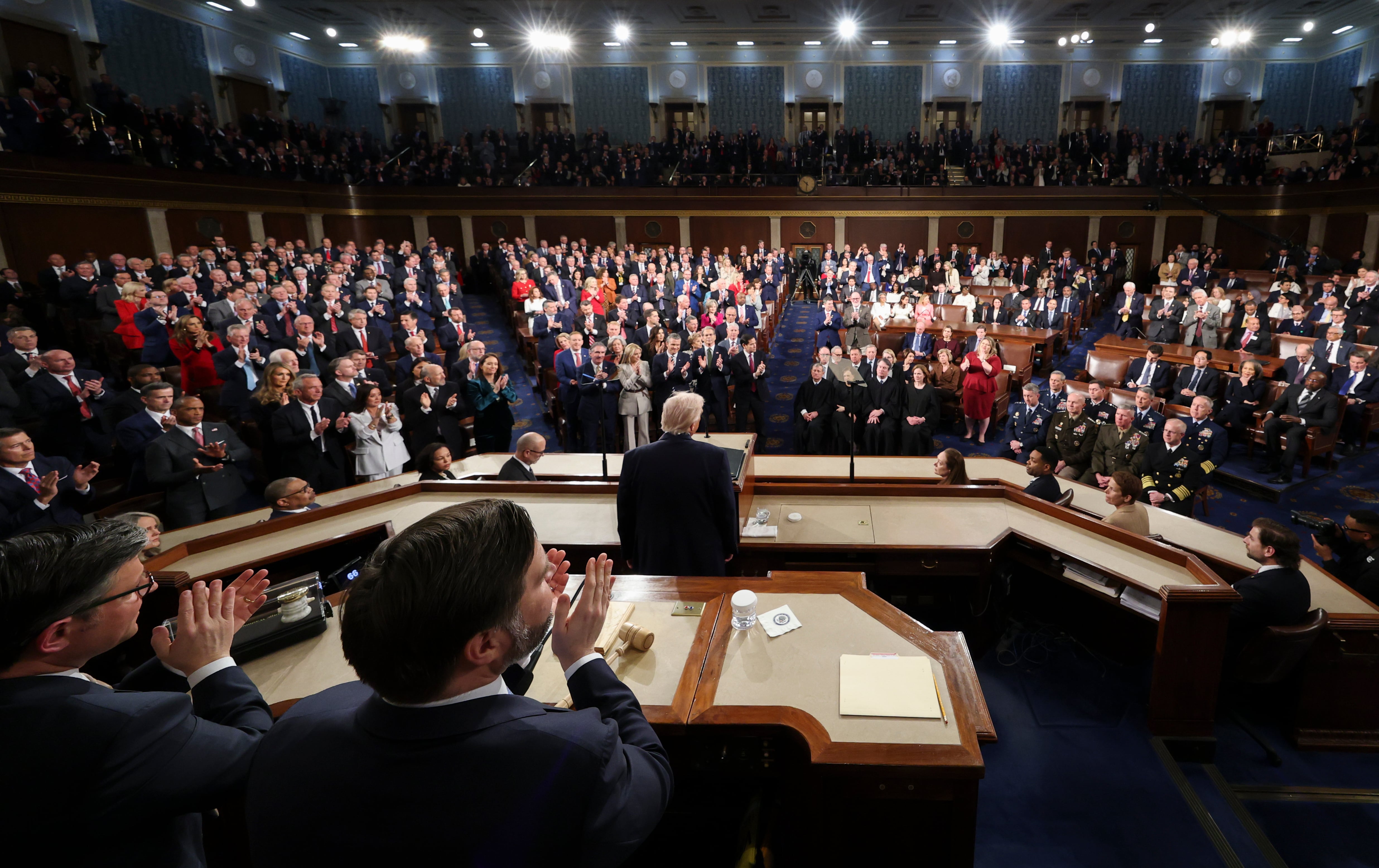 Miembros del Congreso ofrecen una ovación en pie durante el discurso sobre el Estado de la Unión del presidente Donald Trump, en un pleno del Congreso en la Cámara de Representantes en el Capitolio federal en Washington, el martes 24 de febrero de 2026. (Jessica Koscielniak/Pool Foto via AP)