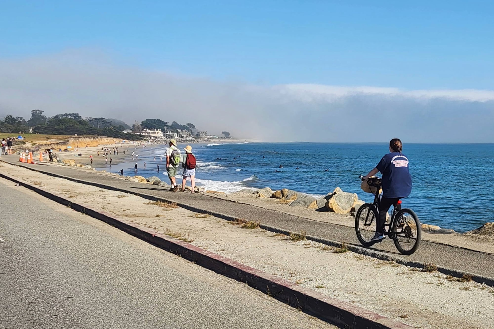El mar se traga una autopista icónica de California: el plan para moverla tierra adentro sobre casas y parques
