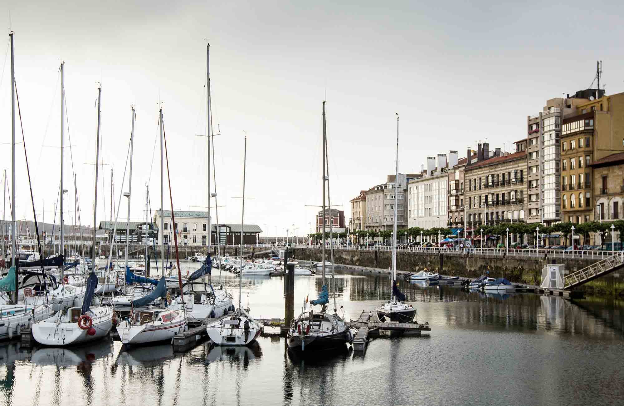 Atardecer en la elegante marina de Gijón
