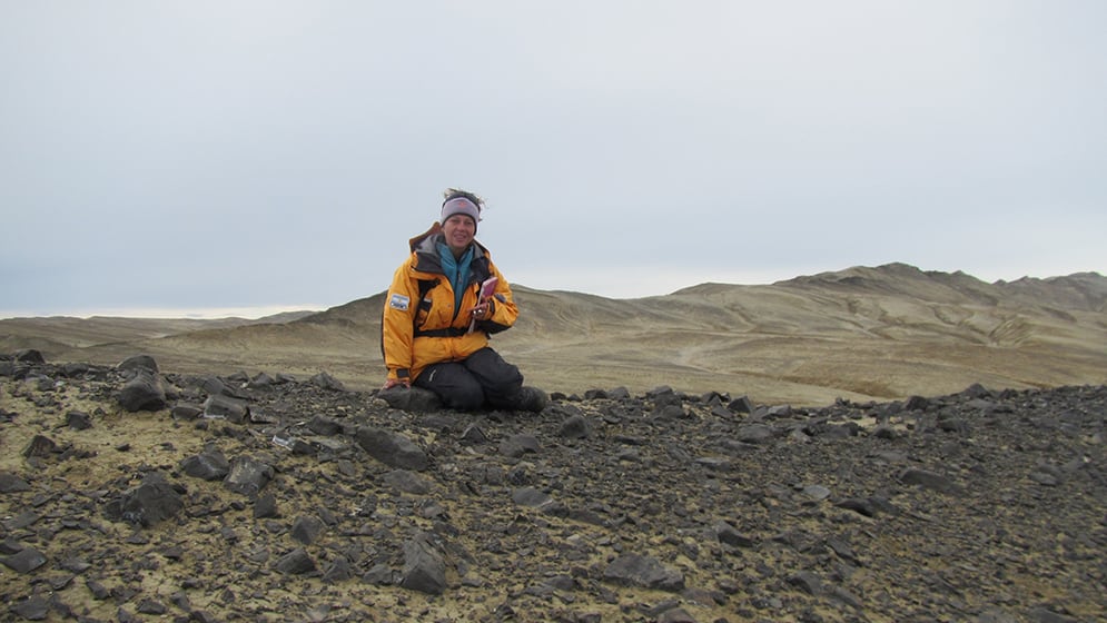 Marianella Talevi, investigadora del Conicet en el Instituto de Investigación en Paleobiología y Geología, realizando trabajos de campo en la Antártida