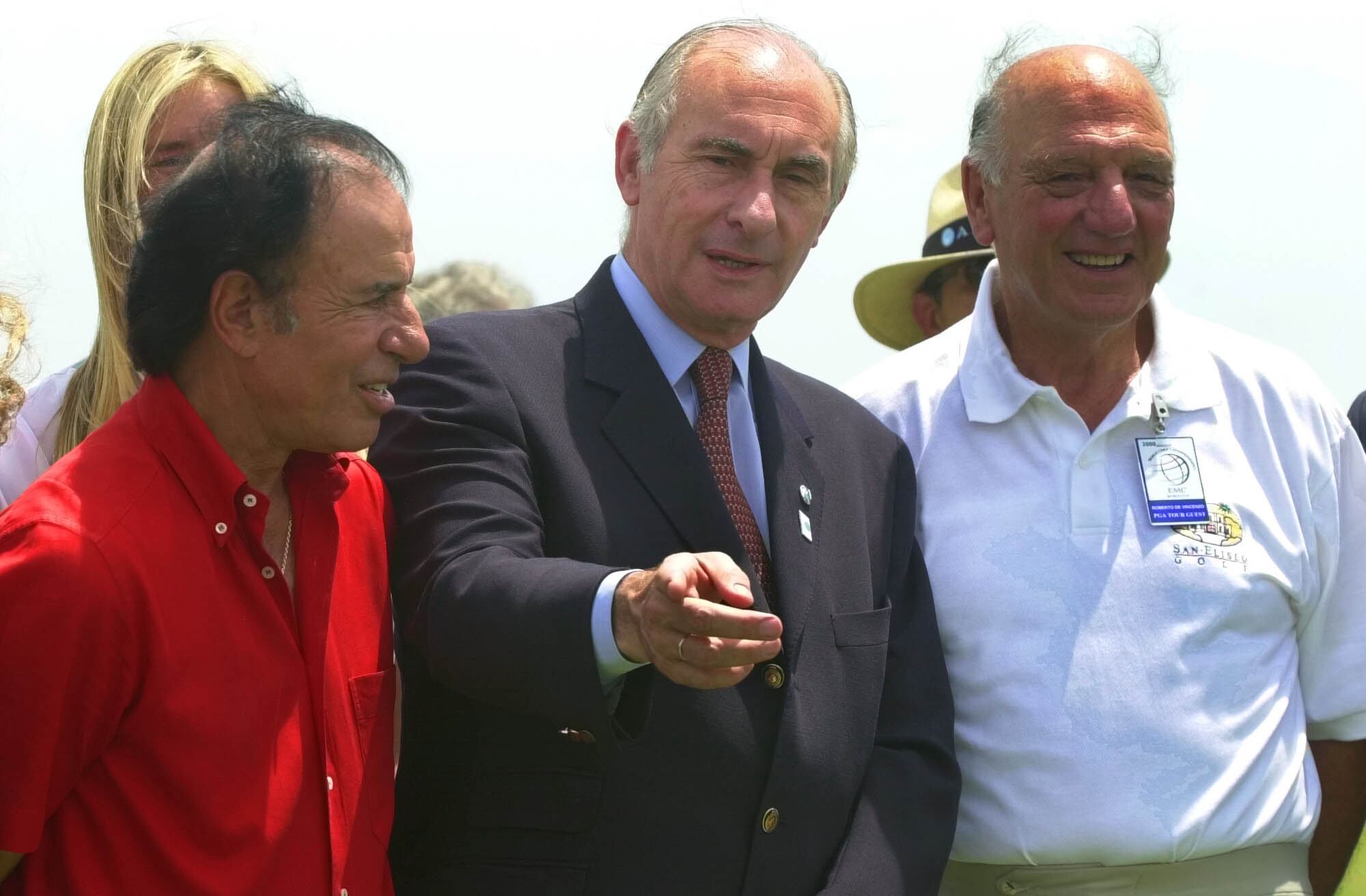 Menem y de la Rúa, dos fanáticos del golf -aquí con el maestro Roberto De Vicenzo en el año 2000-, jugaron ese deporte en las instalaciones del Jockey Club, en san Isidro (AP Photo/Diego Giudice)