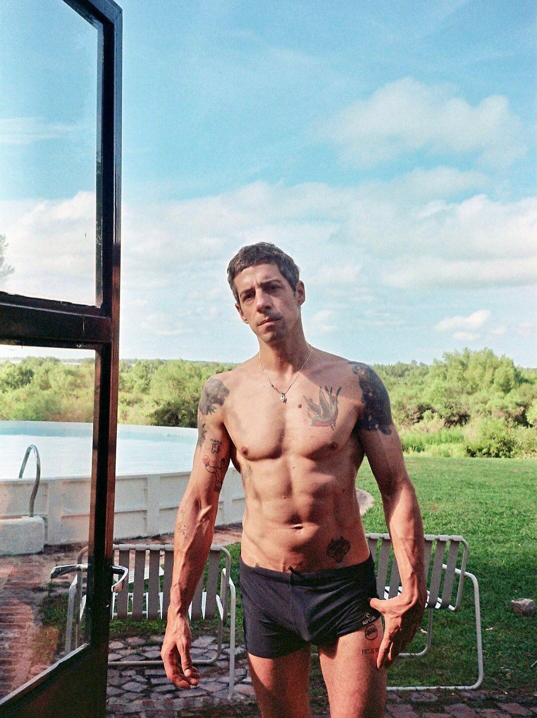 Esteban Lamothe posó en bóxer y con el torso desnudo (Foto: Instagram/@estebanlamothe)