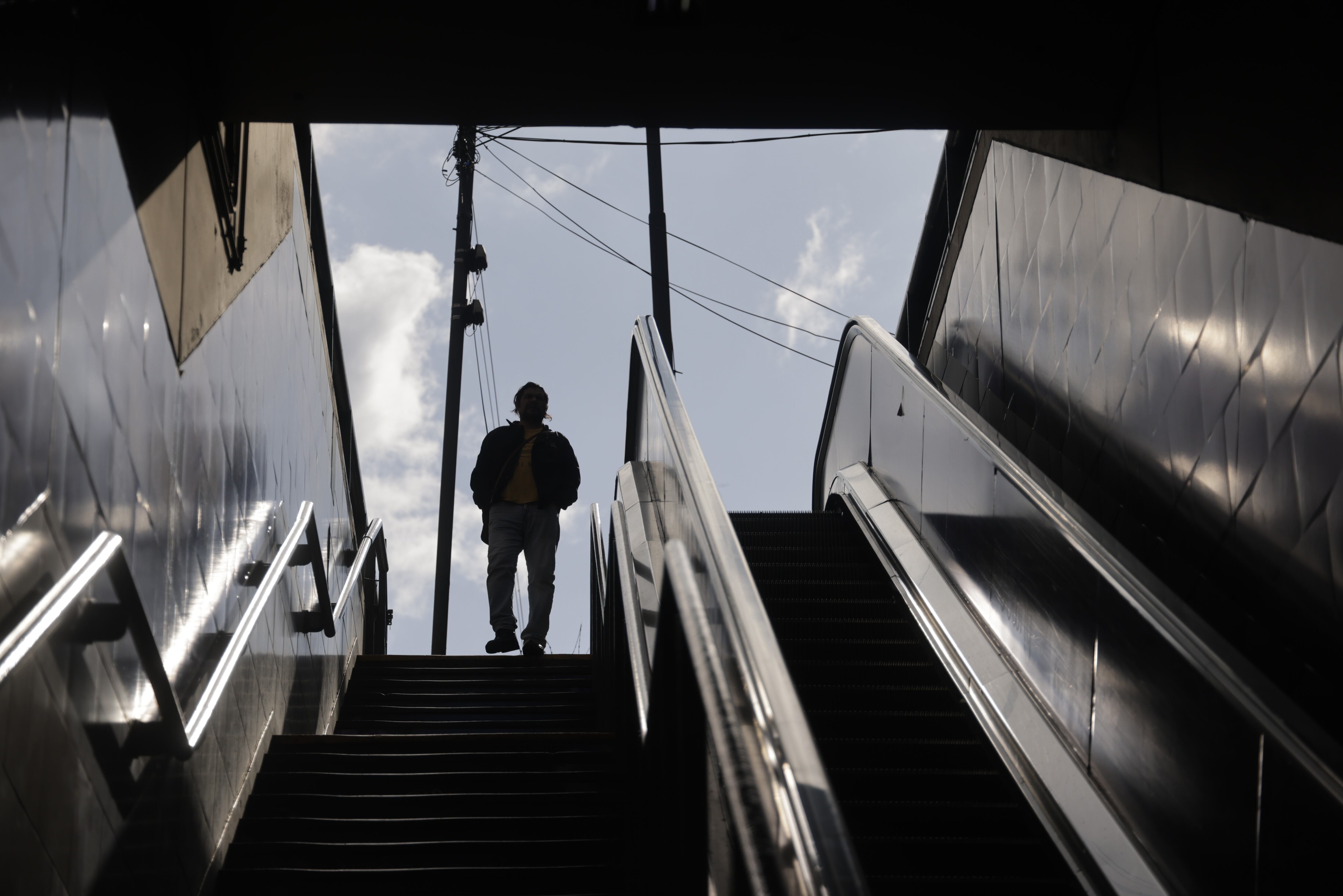 Sbase abrirá licitaciones para adquirir e instalar tres ascensores en Federico Lacroze y Carlos Pellegrini de la Línea B, y Plaza de los Virreyes, de la E