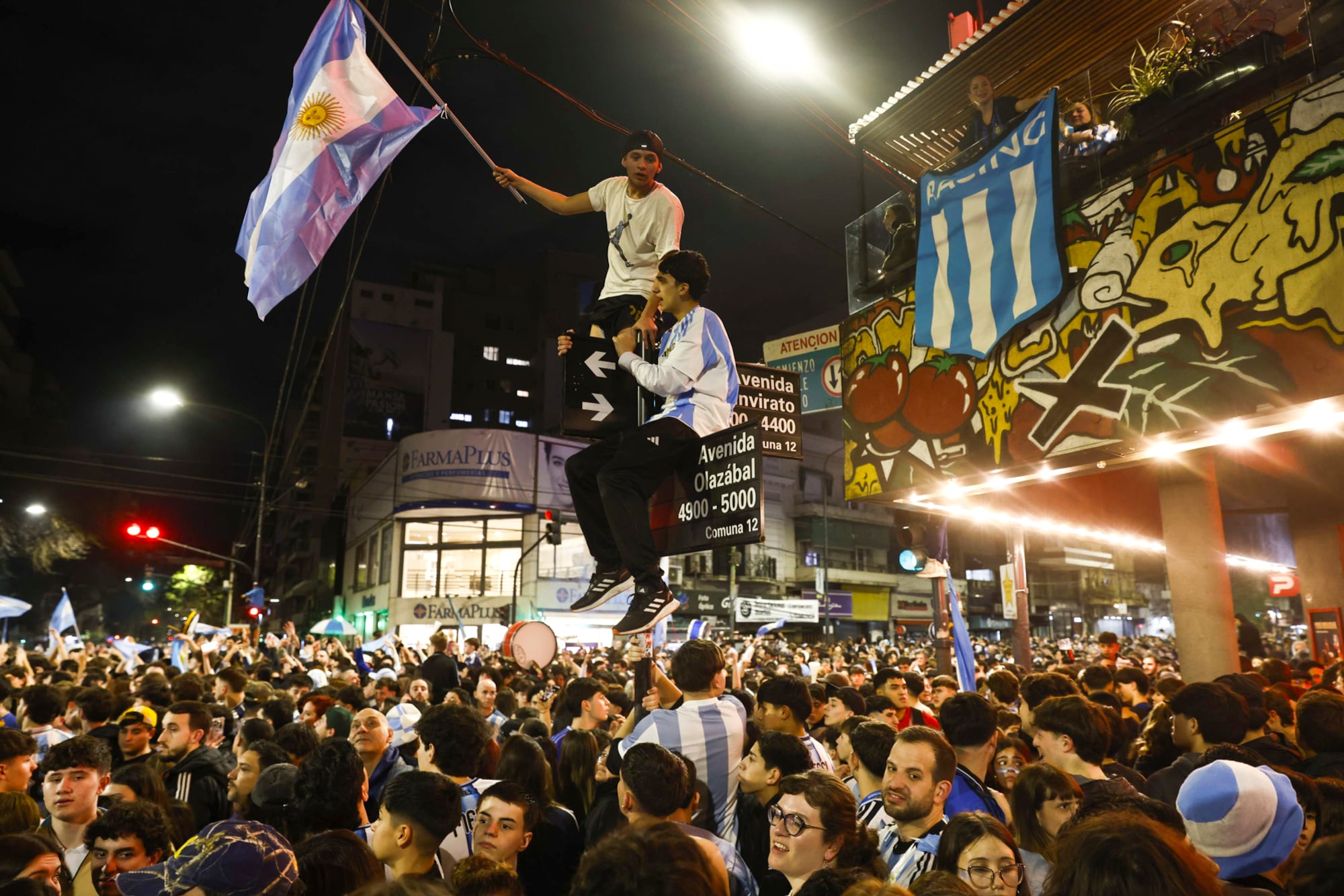 En Triunvirato y Olazábal, Villa Urquiza, la misma pasión por el pase de la selección argentina a la final en Nueva Jersey