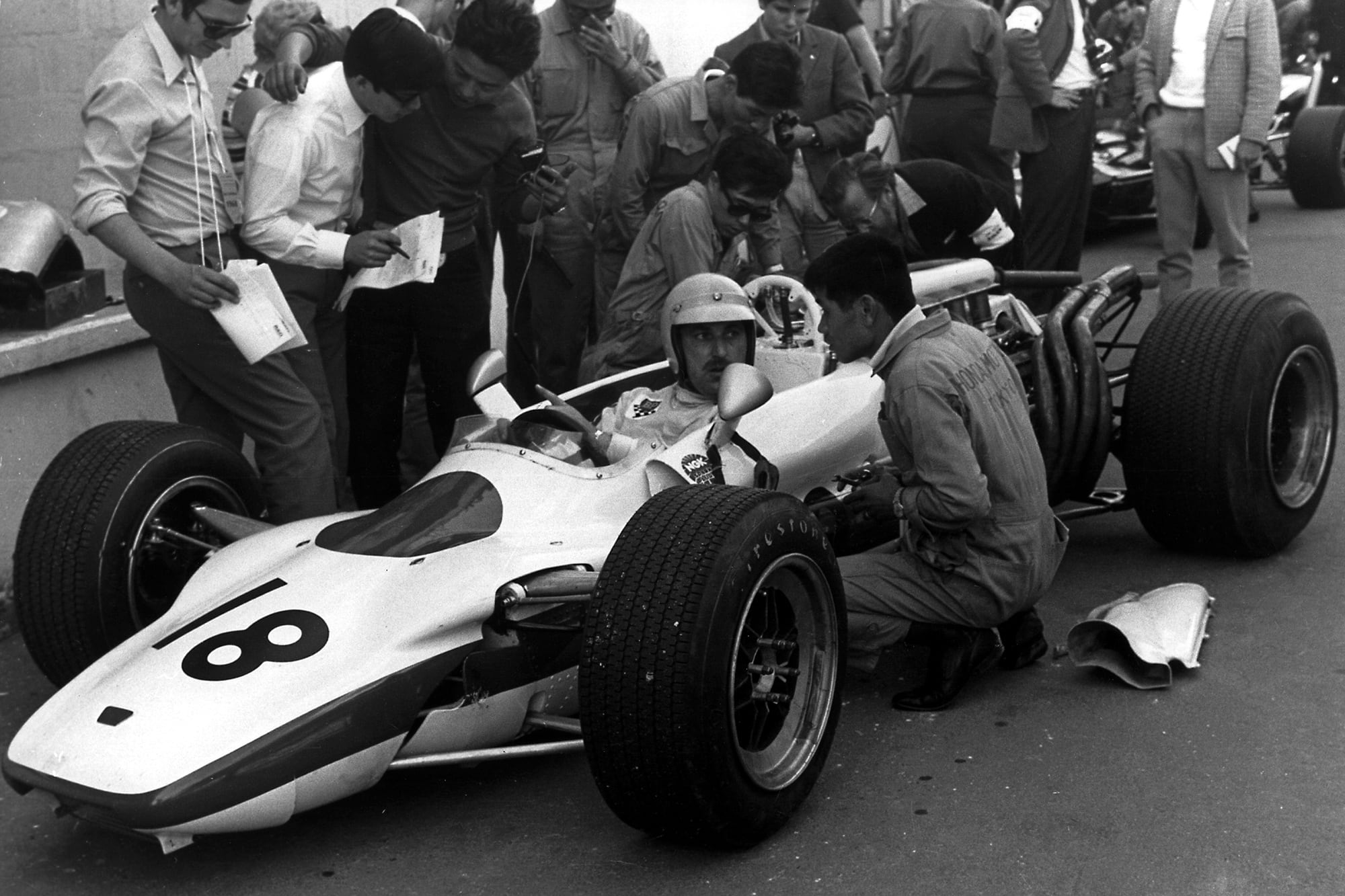 Jo Schlesser con el Honda RA302, el auto