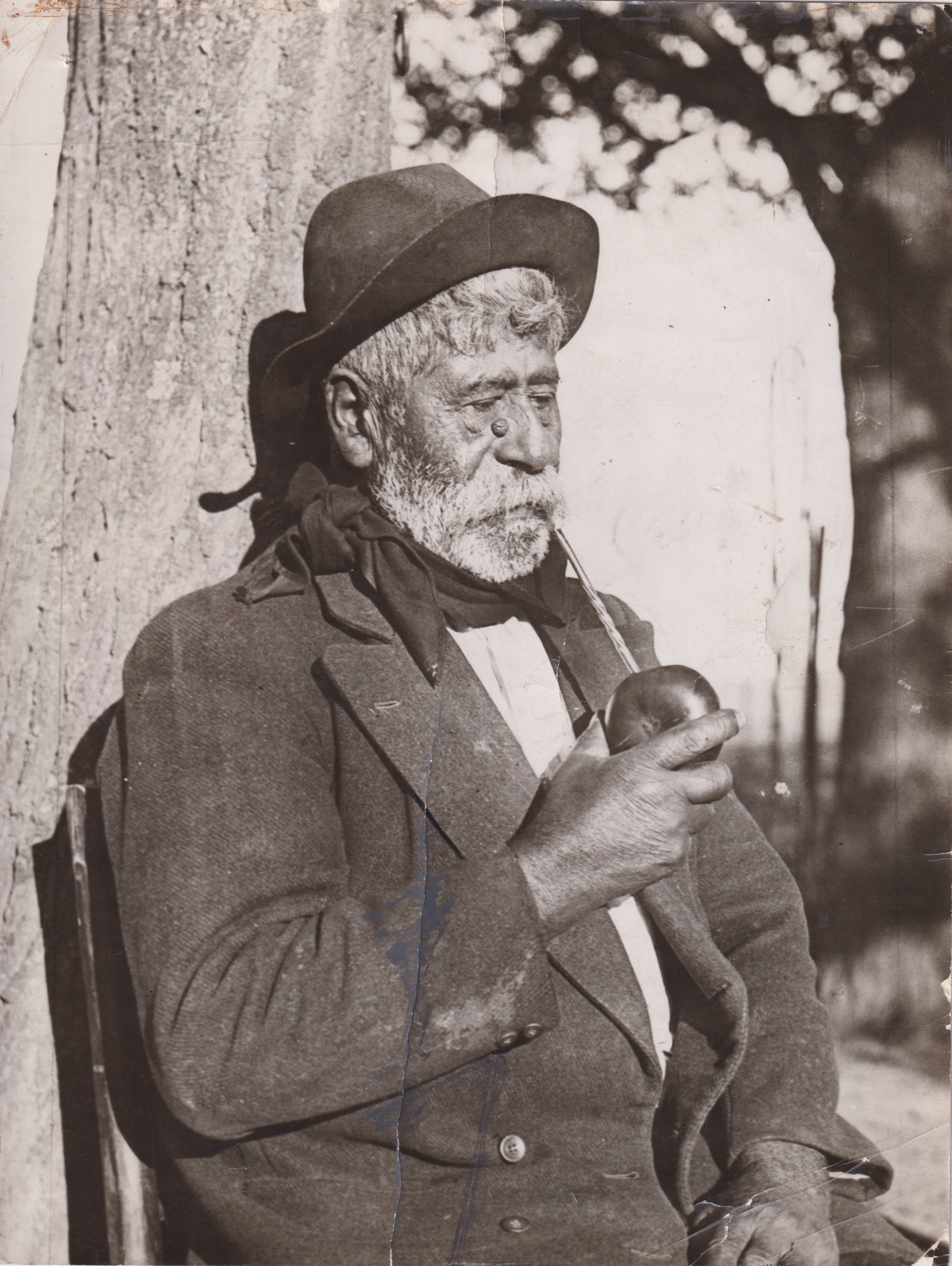 Segundo Ramírez tomando mate en el campo