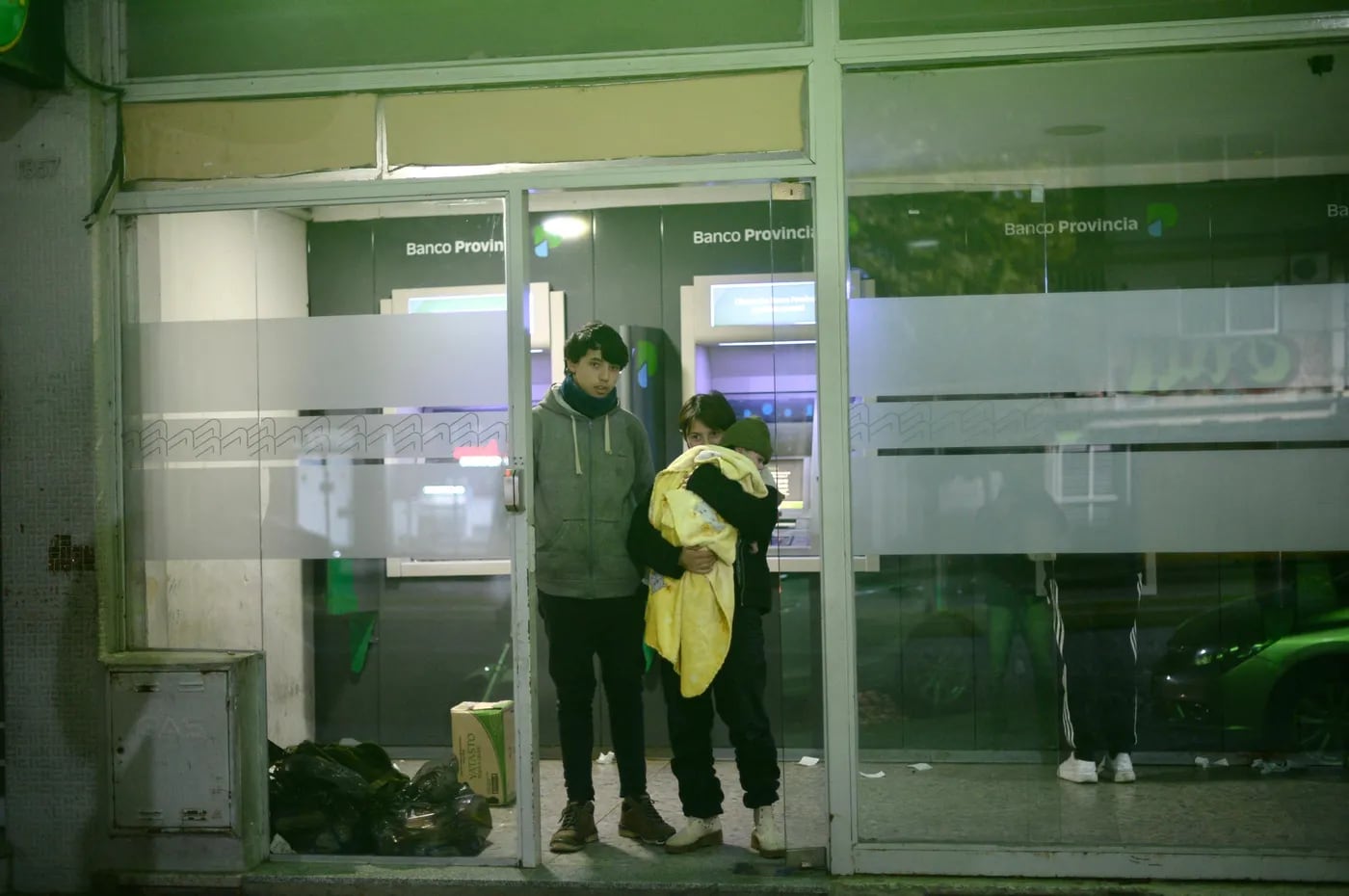 Hace dos años dormían en un cajero de un banco y un medio de La Plata contaba su historia: “Entró un tipo, nos miró y nos cambió la vida”