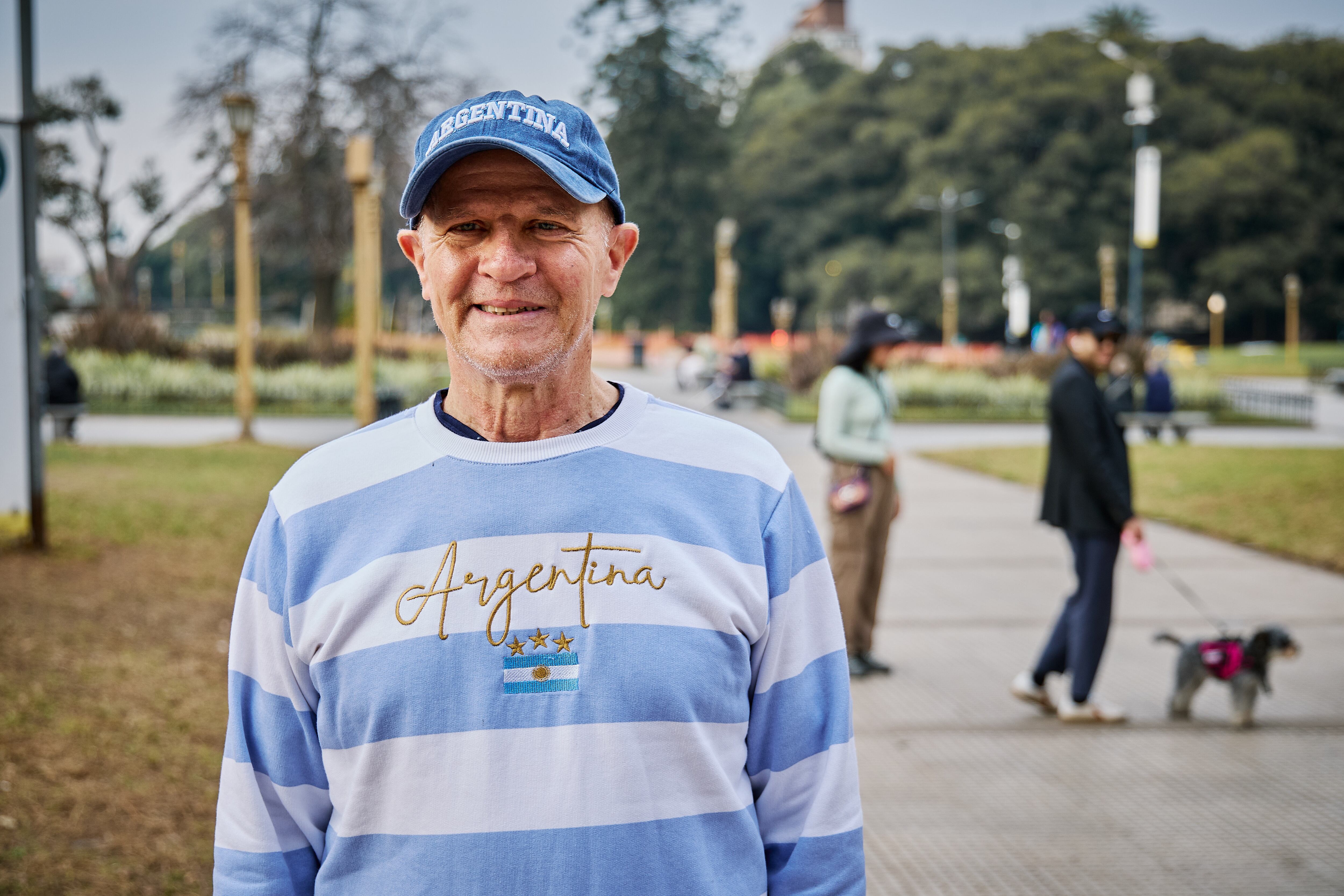 El turista ecuatoriano Marco Molina visitó Buenos Aires y se vistió como un simpatizante más de la selección argentina