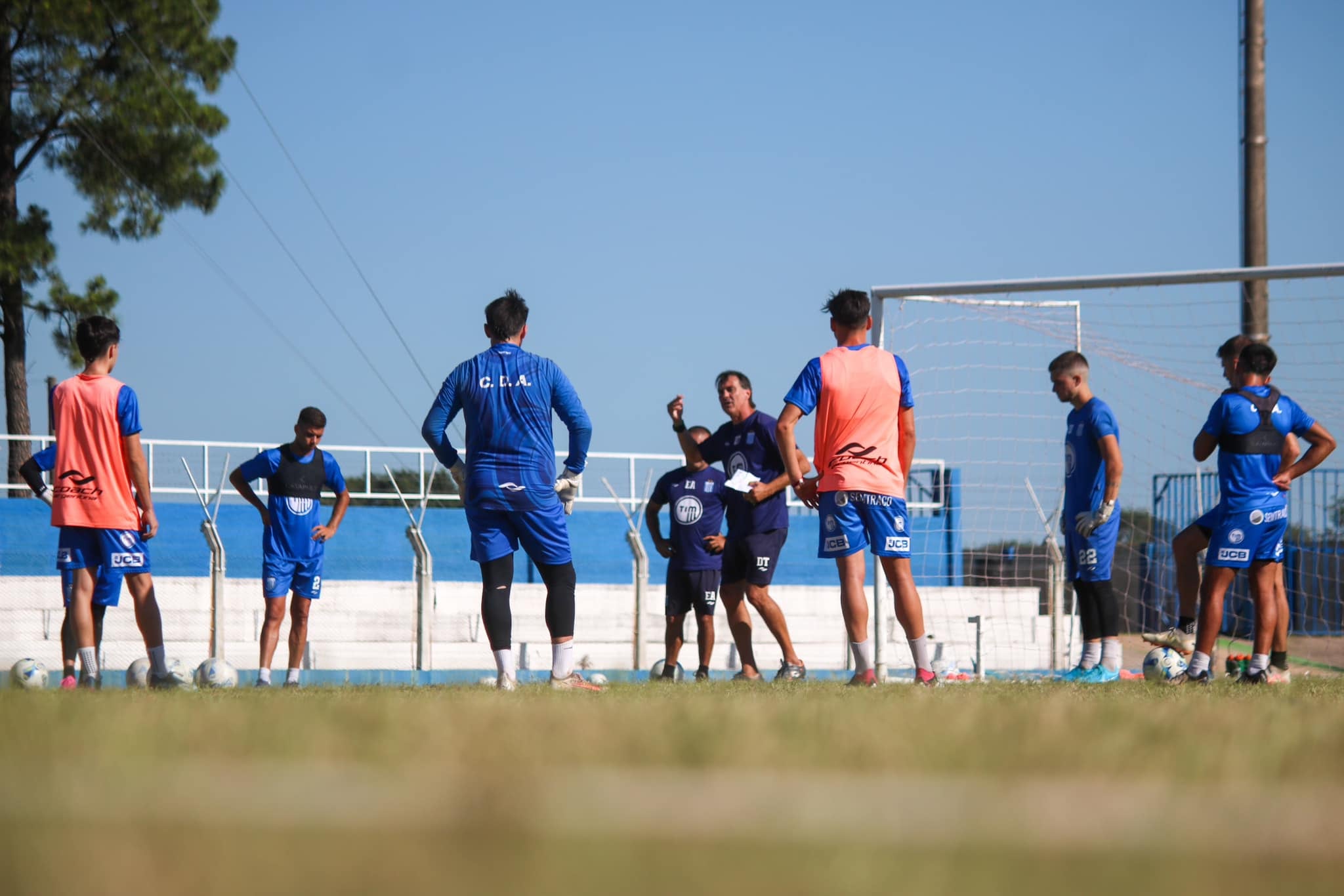 Carlos Mazzola, entrenador de Argentino, en la pretemporada con el plantel; previo al encuentro con Boca, tuvieron solo 9 días de entrenamientos.