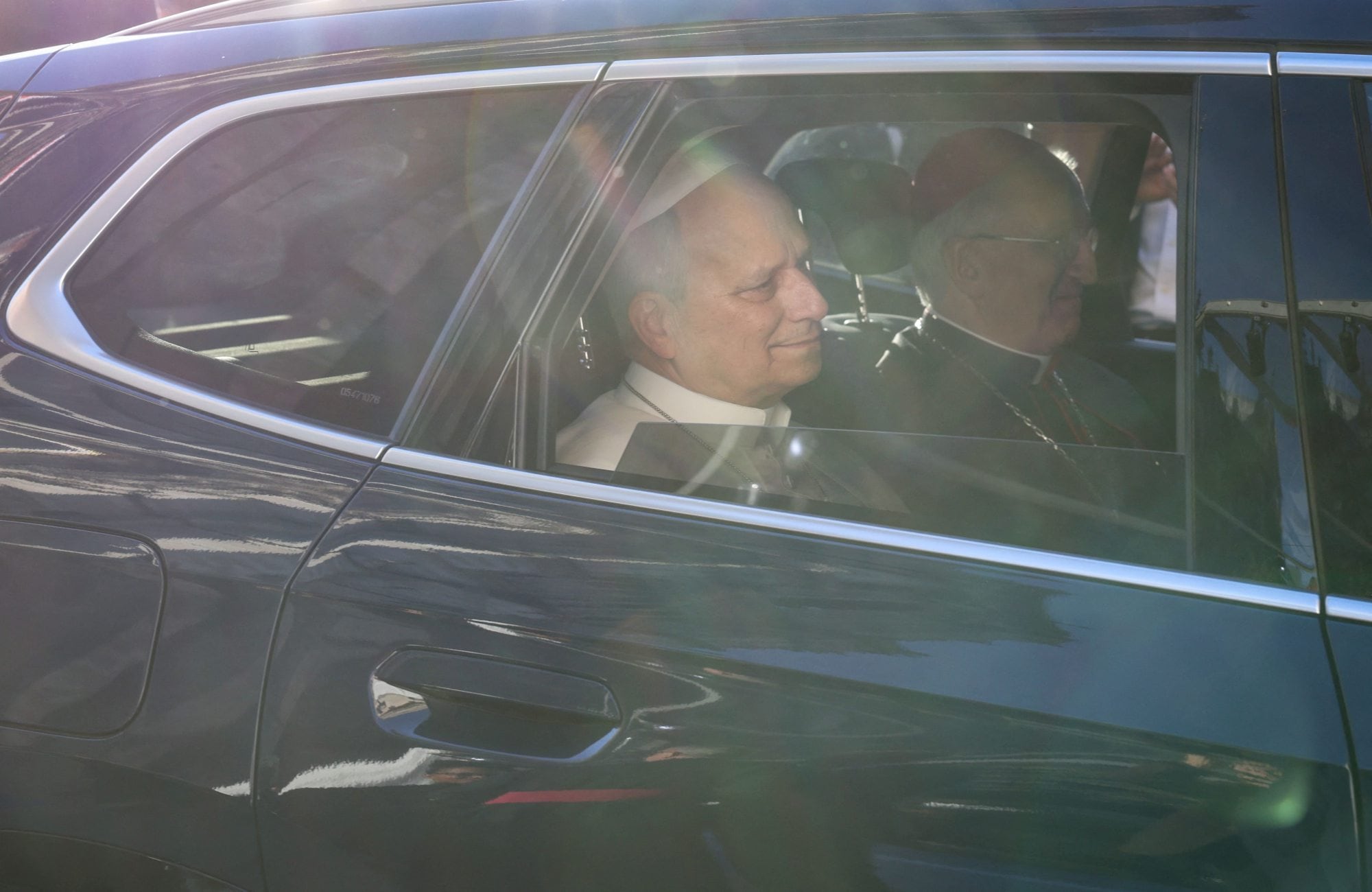 León XIV deja la catedral de Notre Dame rumbo a su siguiente destino en la gira de cuatro días en Francia