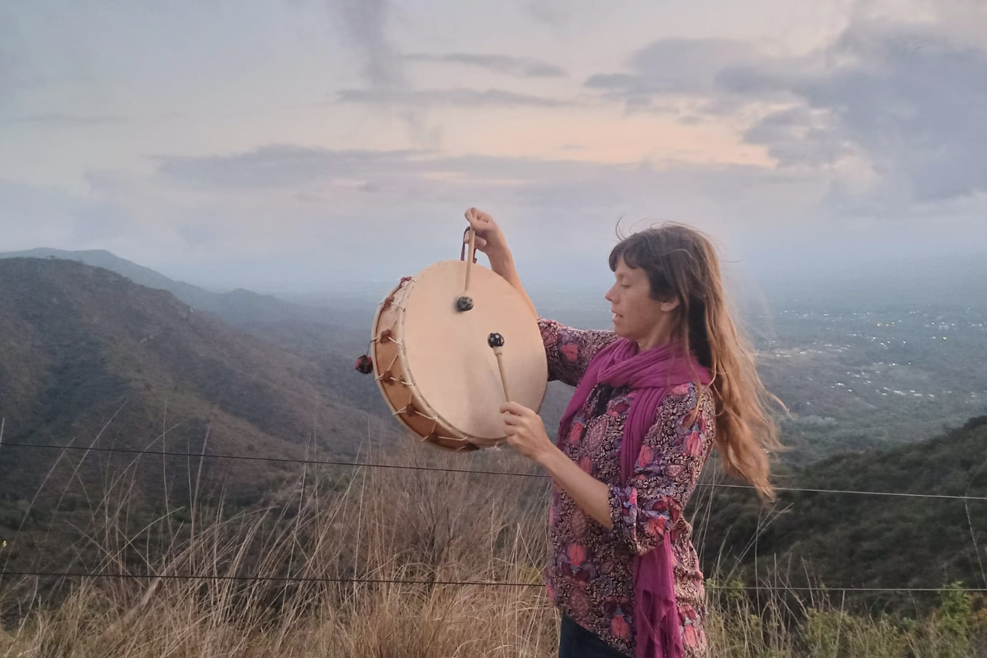 La musicoterapeuta Clara Peper trabaja desde hace años con la percusión africana y llevará el tambor como herramienta de conexión y movimiento a la isla