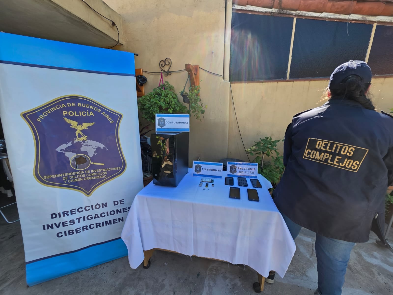 Los efectivos secuestraron 46 teléfonos celulares, 12 computadoras, una tablet y 9 dispositivos de almacenamiento