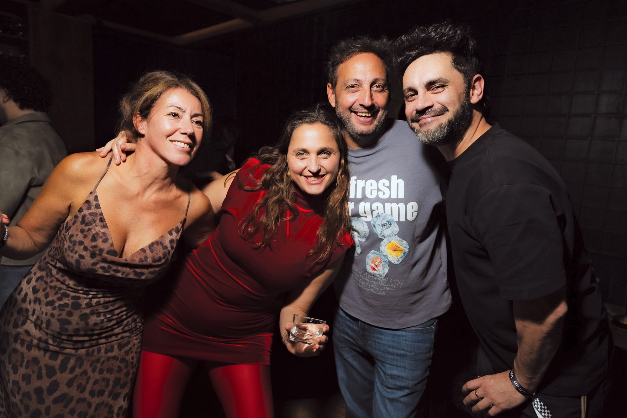 Sofía Vitola (de bordó), Ariel Staltari y su mujer Gabriela (de vestido aninal print) y Gonzalo Heredia