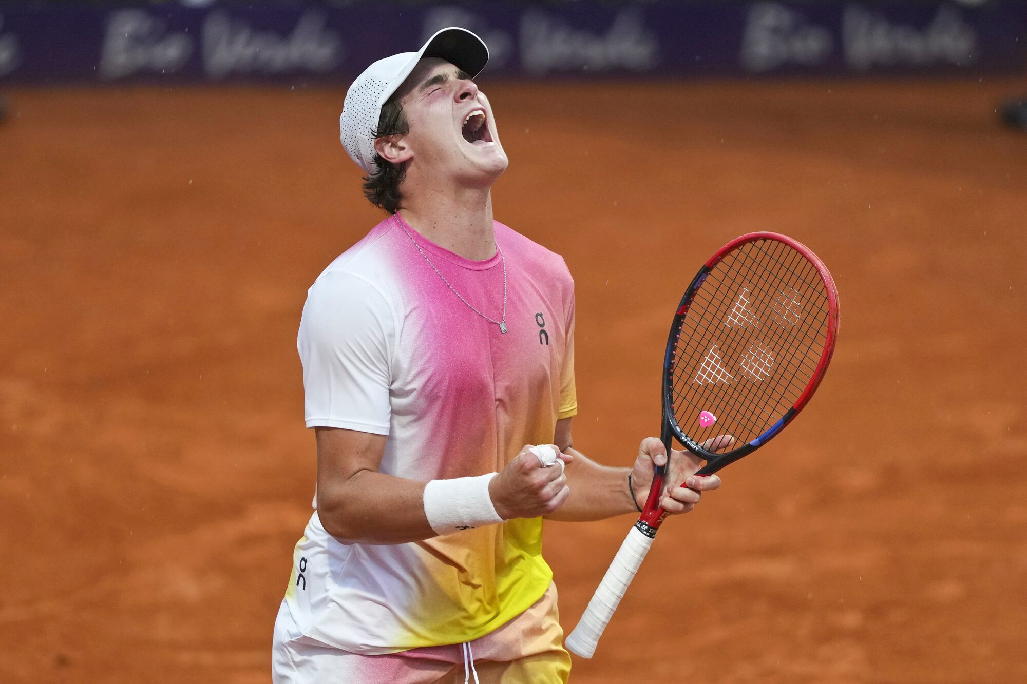 El brasileño Joao Fonseca festeja tras derrotar al argentino Mariano Navone en cuartos de final
