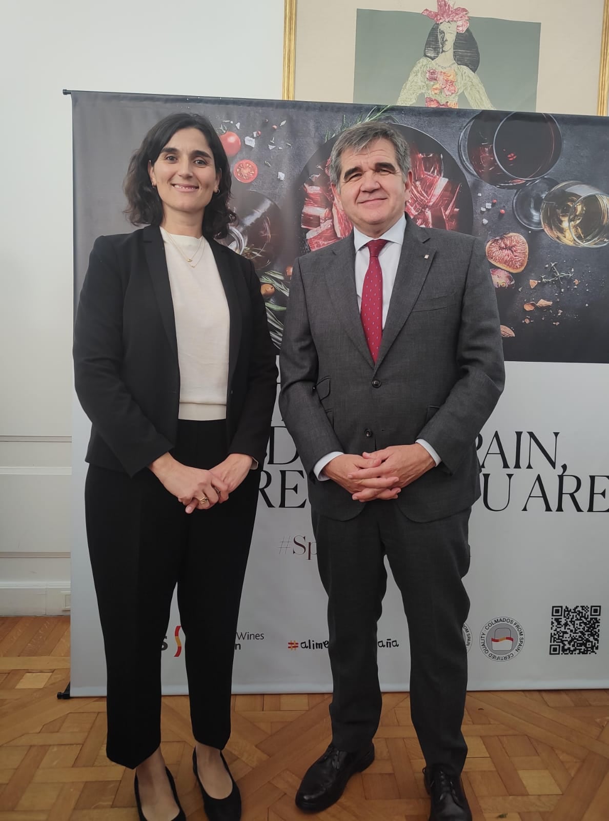 La consejera económica y comercial jefe de la Embajada de España, Paz Quesada, junto al embajador Joaquín María De Arístegui Laborde, durante la ceremonia en la que se otorgó la certificación a Casa Luis