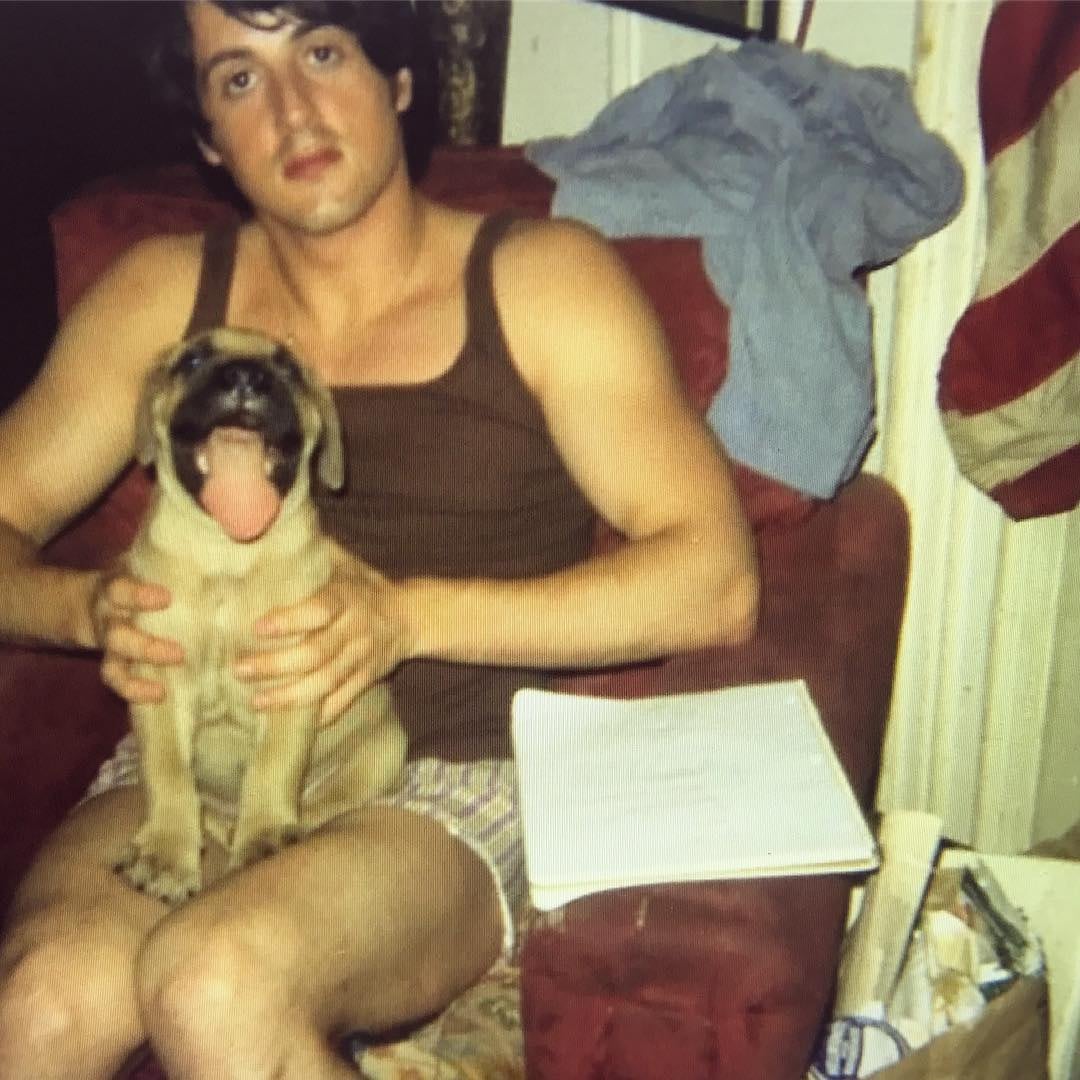 Sylvester Stallone durante su juventud, antes de convertirse en una de las estrellas más valoradas de Hollywood