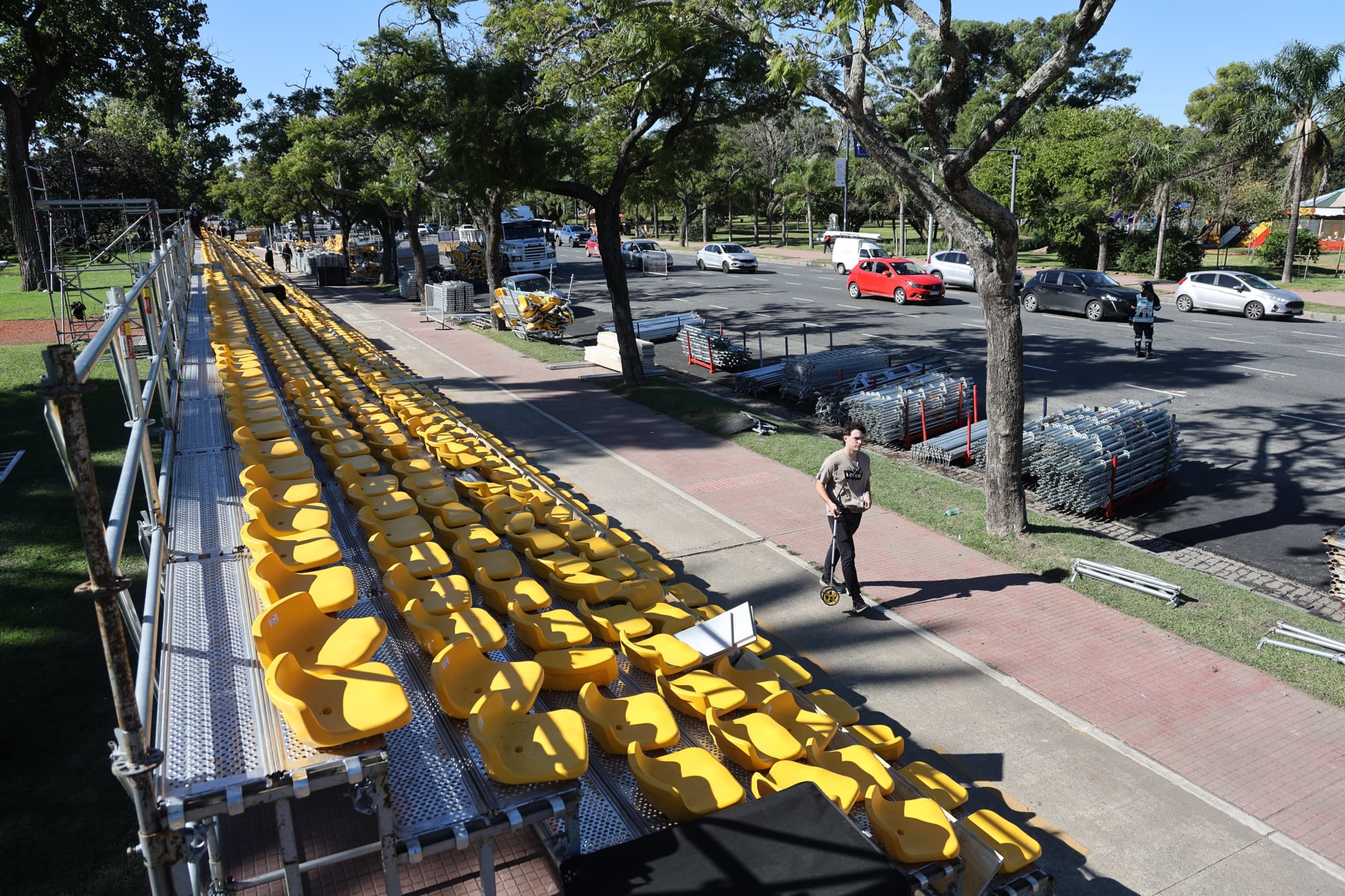 Parte de las tribunas que se utilizarán en el Road Show de Franco Colapinto en Buenos Aires