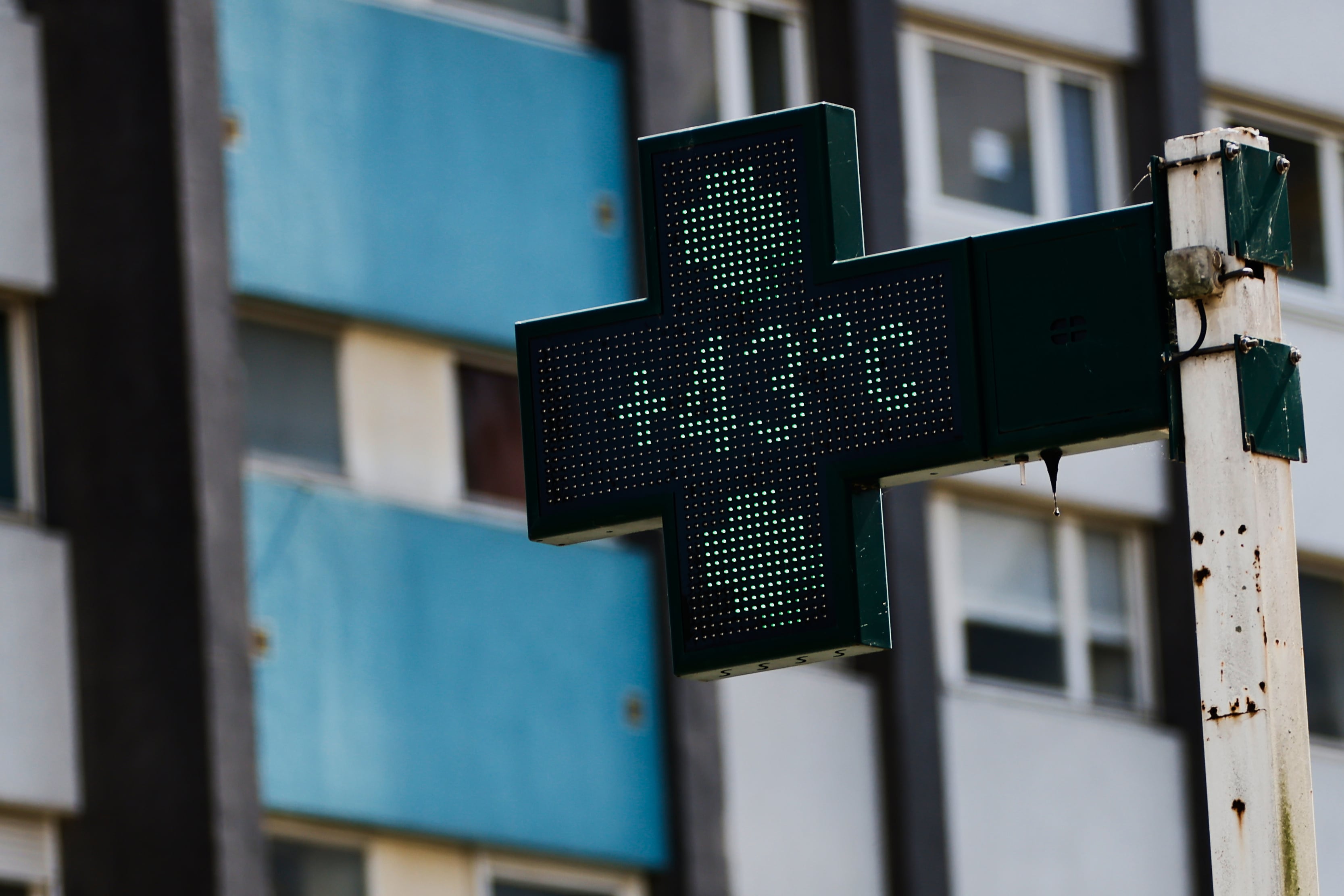 El cartel de una farmacia marca 43 grados Celsius (109,4 grados Fahrenheit) en Rennes, en el oeste de Francia, el 22 de junio de 2026. (AP Foto/Jeremias Gonzalez)