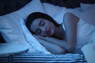 La falta de sueño genera más cortisol, que es la hormona que descontrola la sensación de hambre y saciedad, provocando deseo de comer