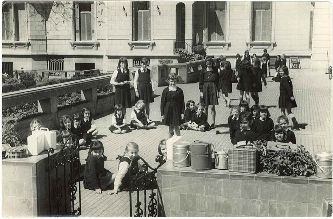 Los recreos en el patio amarillo, una postal que no envejece