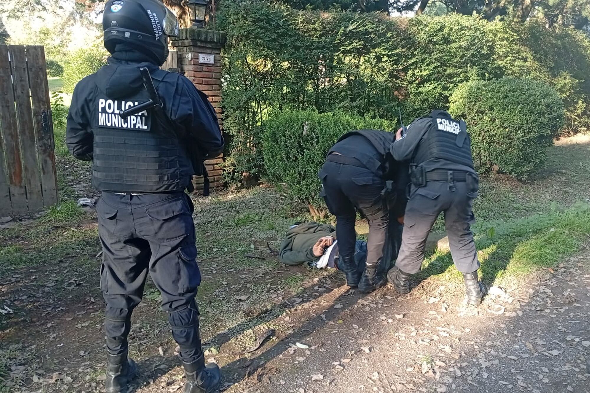 Las pistolas Byrna son utilizadas por efectivos de la fuerza local de Escobar