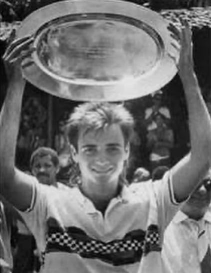Andre Agassi, con 17 años, levantando el trofeo de Itaparica, Brasil, en 1987: fue el primero de los 60 títulos que obtuvo en su legendaria carrera