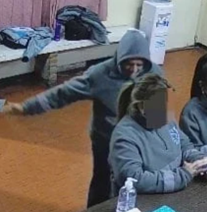 El momento de la agresión del concejal en una oficina pública