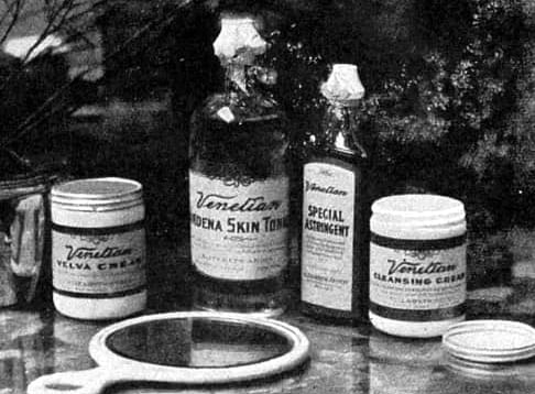 Productos de Elizabeth Arden de 1923: la crema Venetian Velva, el tónico facial Ardena, un astringente y una crema limpiadora de la línea Venetian