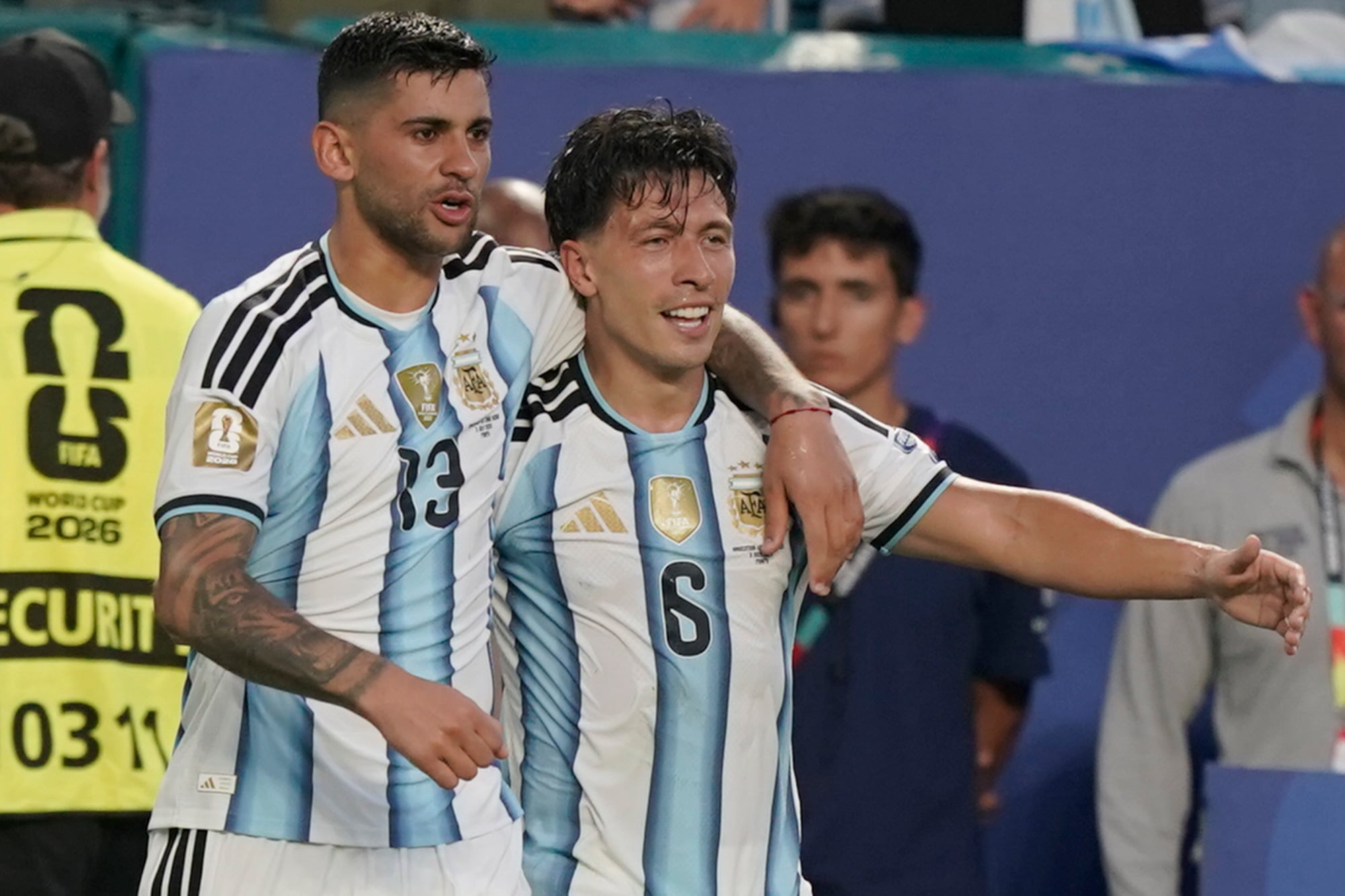 Cuti Romero y Lisandro Martínez durante el partido de Argentina vs. Cabo Verde