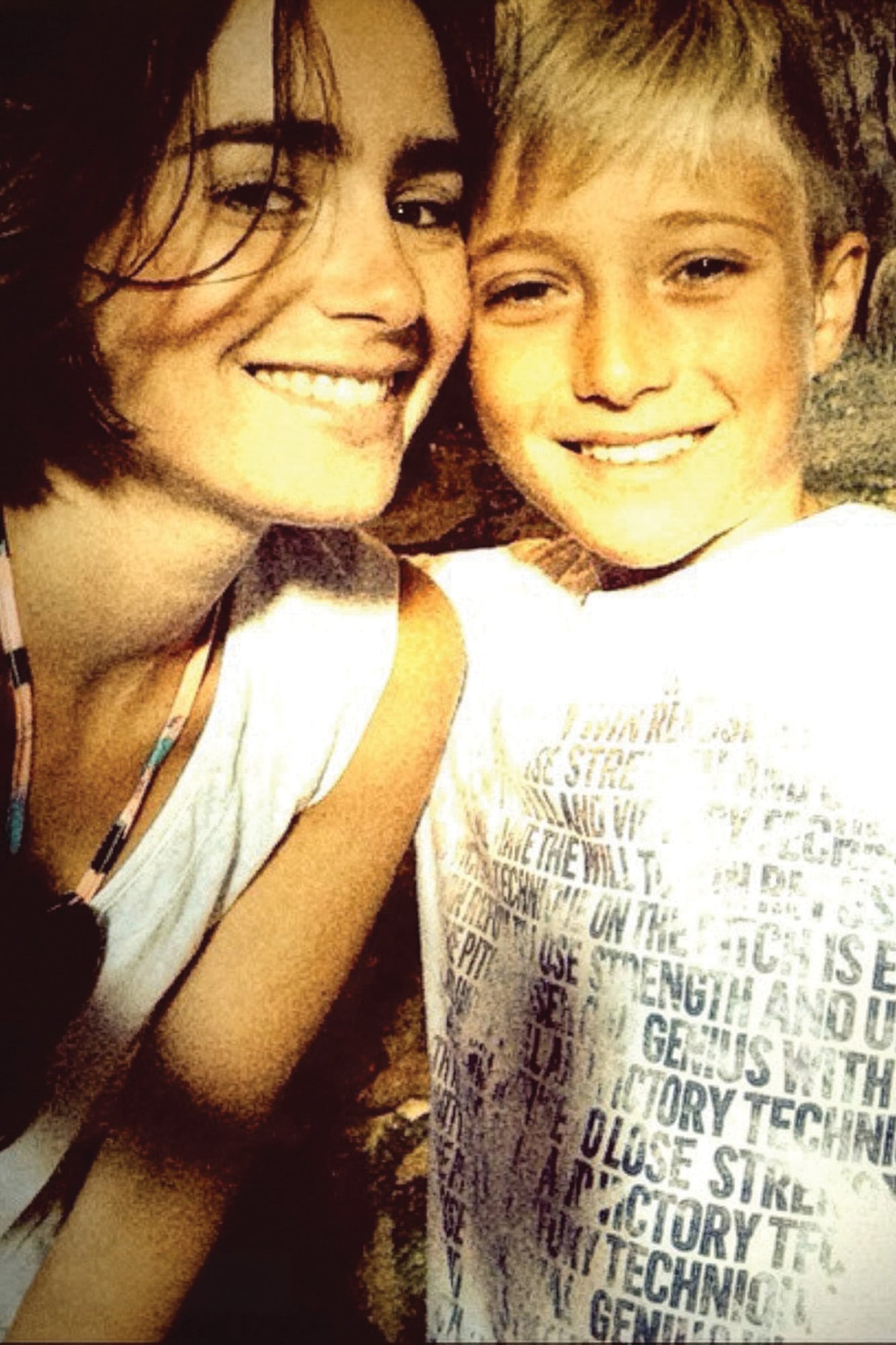 Con su hermana, la exitosa actriz Lily Collins, cuando eran chicos