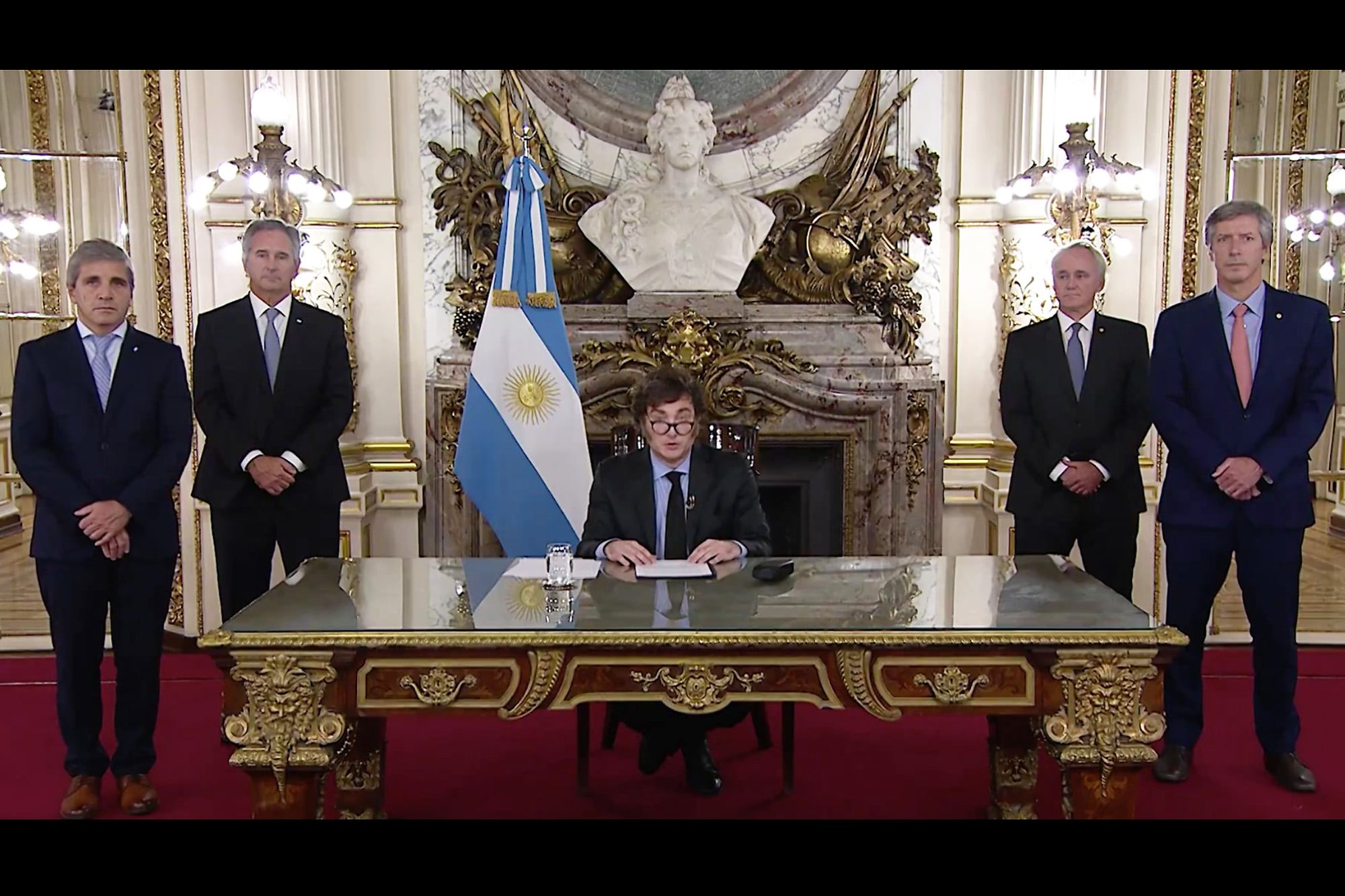 Cadena nacional del presidente Javier Milei junto a Luis Caputo y el titular del Banco Central, Santiago Bausili