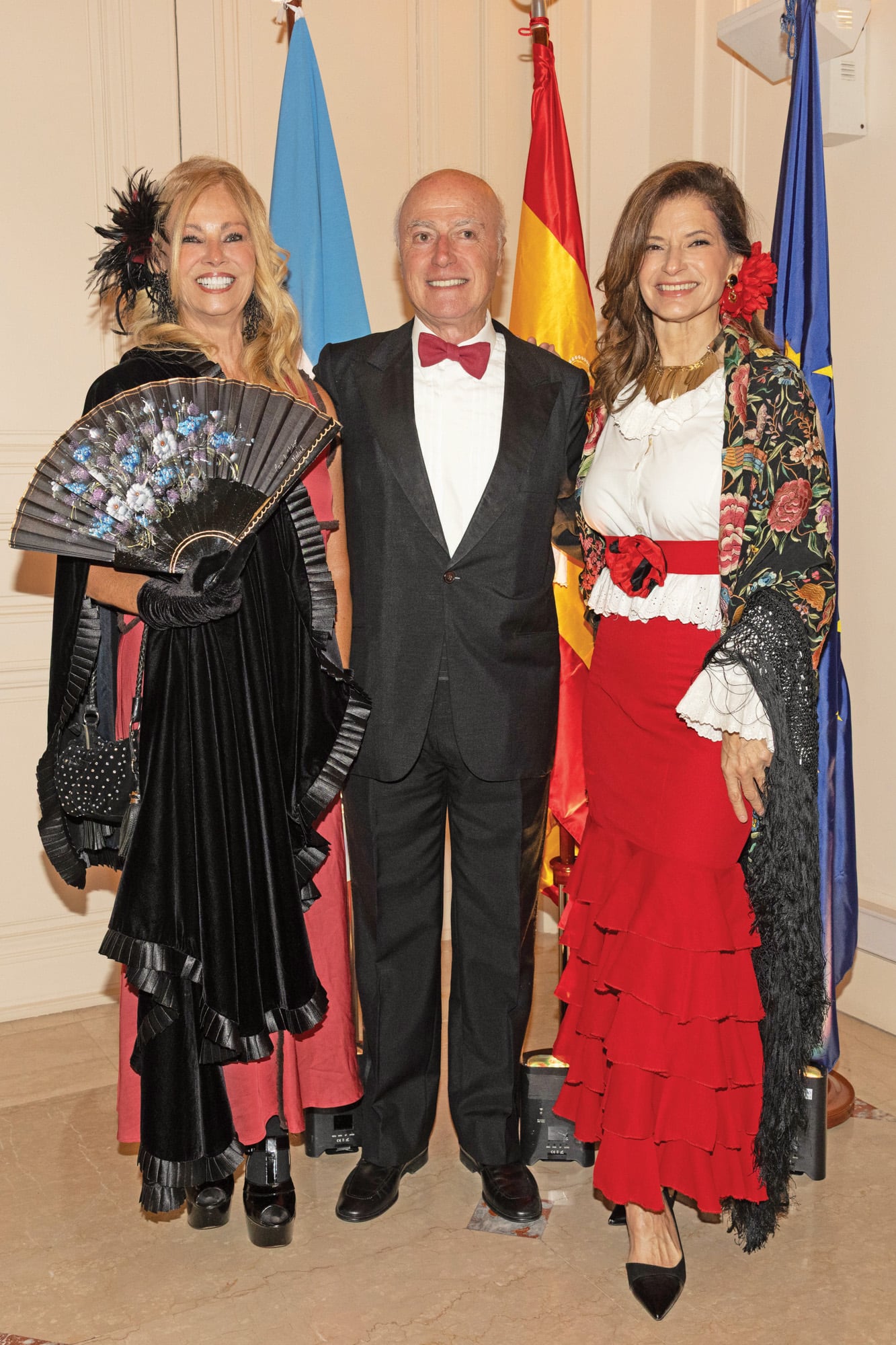Josefina Carlés accesorizó su outfit con un espectacular abanico de 1810 pintado a mano de Casa de Diego, la tienda madrileña donde la realeza compra complementos tradicionales. Posó junto a Martín Noel y Elena Nofal