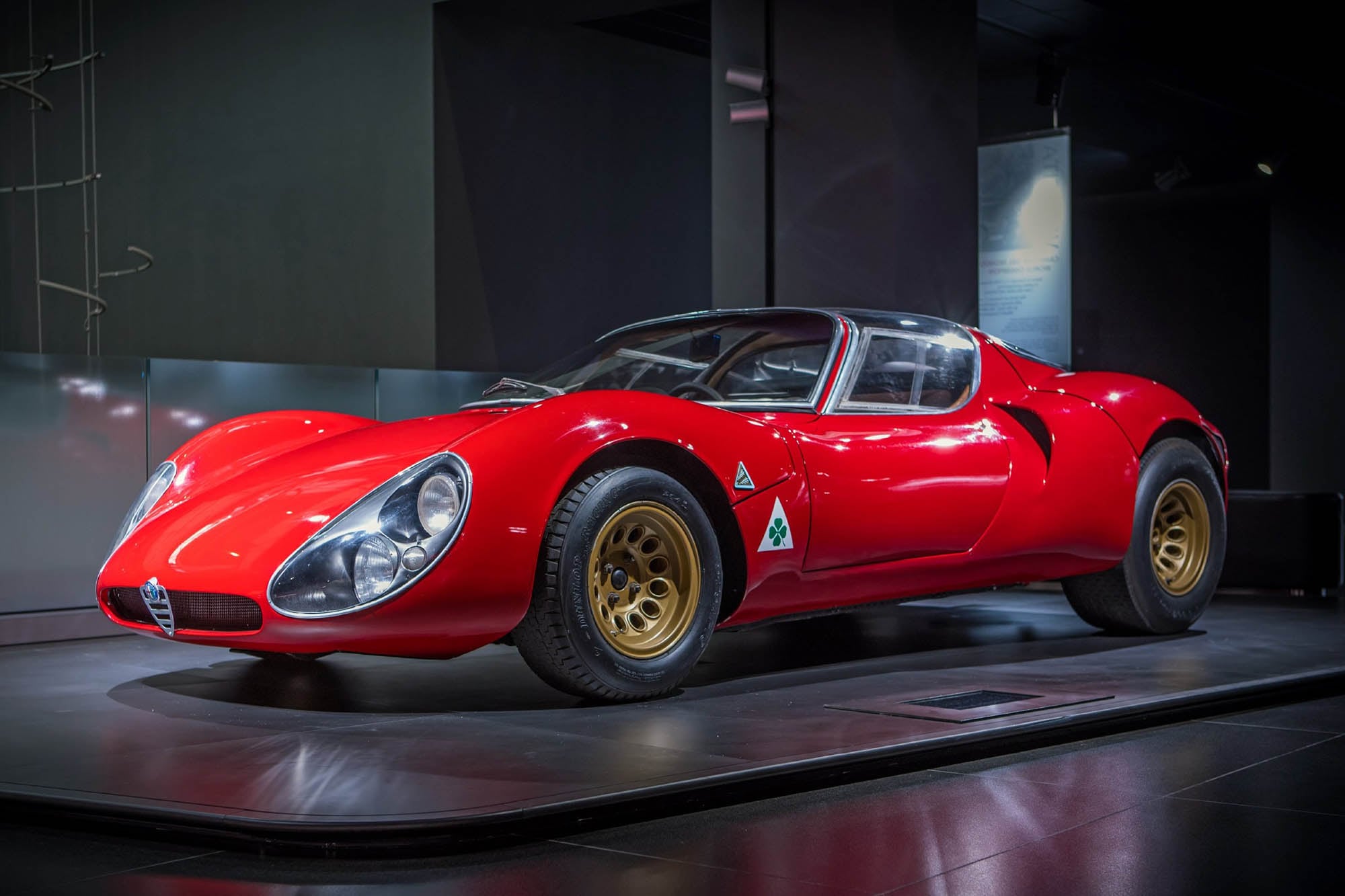 El Alfa Romeo 33 Stradale de 1968 (el de la foto coupé) equipa un motor naftero V8 a 90°