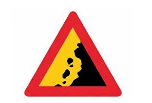 La conocida señal de que el camino suele presentar caída de rocas