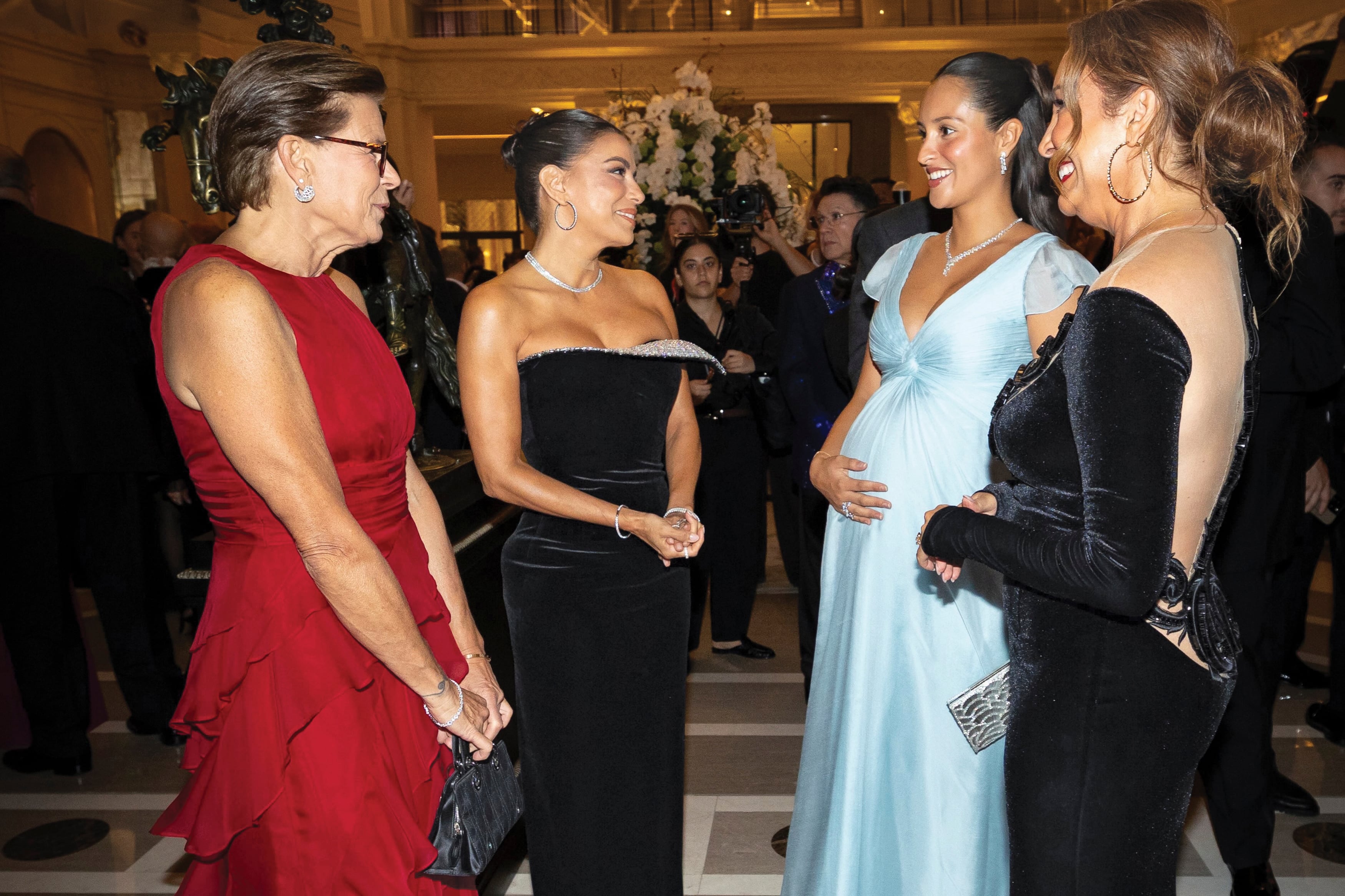 La princesa Estefanía, Eva Longoria, Alexandra Leclerc y la actriz española María Bravo, fundadora de Global Gift Foundation, conversan animadamente