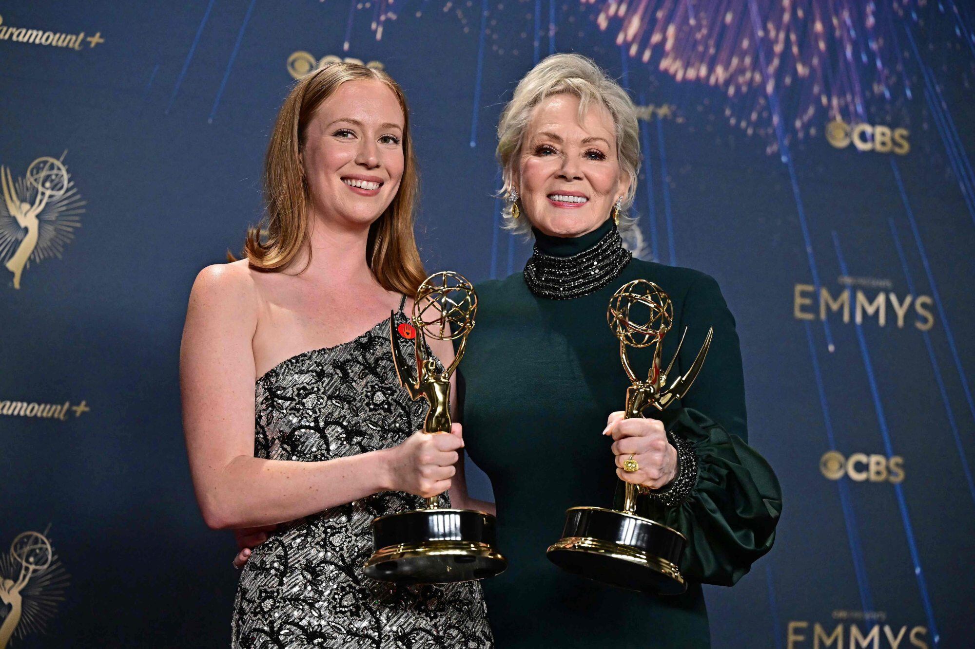 Hannah Einbinder y Jean Smart con sus galardones por la serie de comedia Hacks