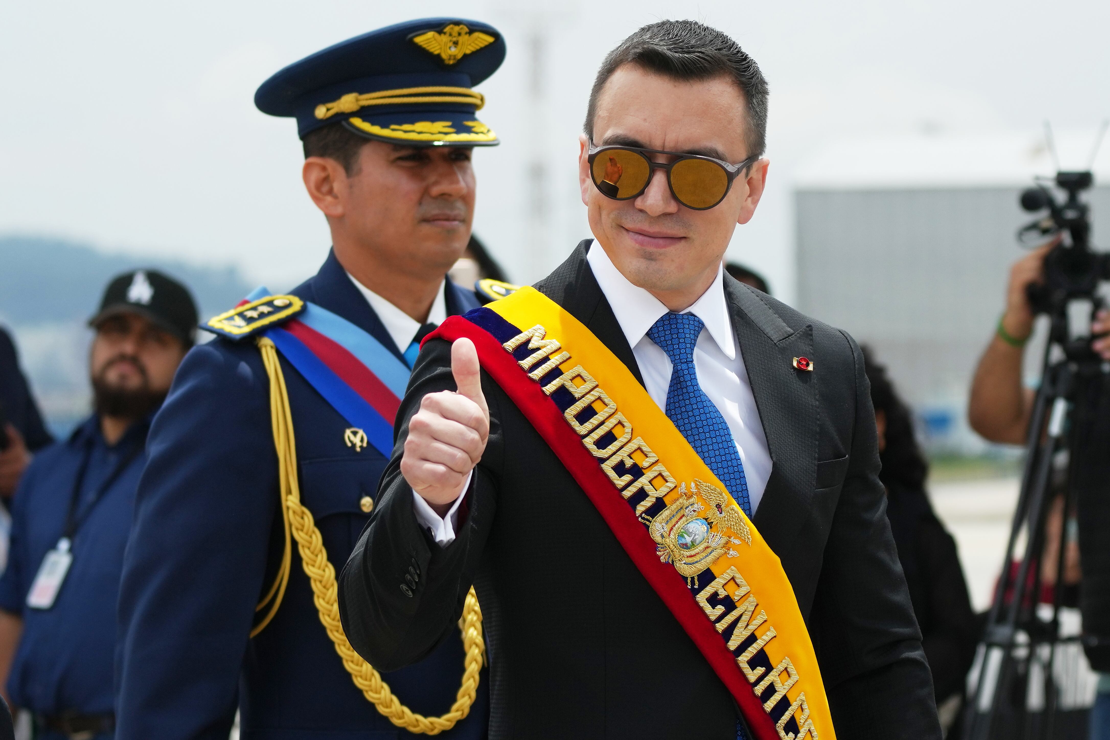 Noboa luego de dar un discurso en la ceremonia para conmemorar el aniversario de la fuerza aérea ecuatoriana en Quito, Ecuador, el 27 de octubre de 2025