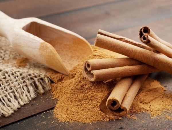 La canela potencia los beneficios digestivos y antiinflamatorios de la bebida.
