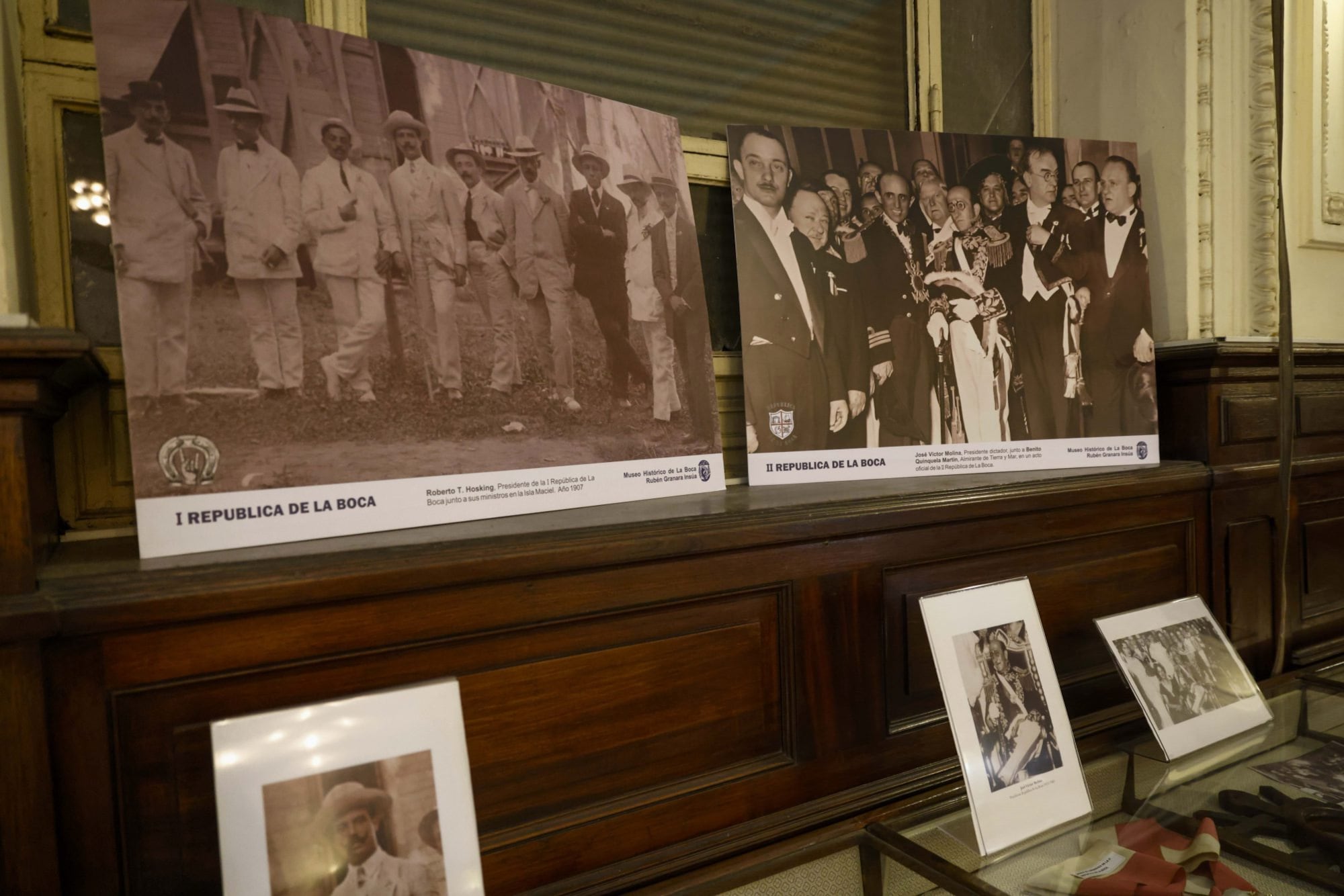 Las fotografías de arriba exhiben a las autoridades de la Primera República de La Boca (izquierda) y de la Segunda República (derecha)