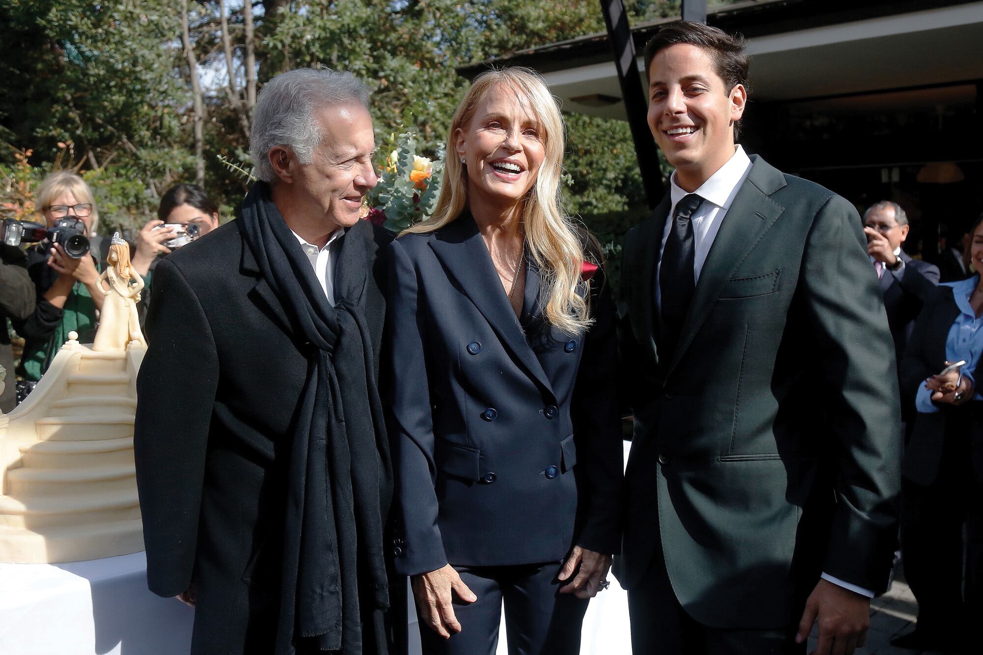 Cecilia junto a su marido y su hijo, que estudia Arquitectura. “Es difícil hacerle regalos a mi mamá, pero ella aprecia mucho todo lo que tenga relación con la Virgen”, dijo Máximo.