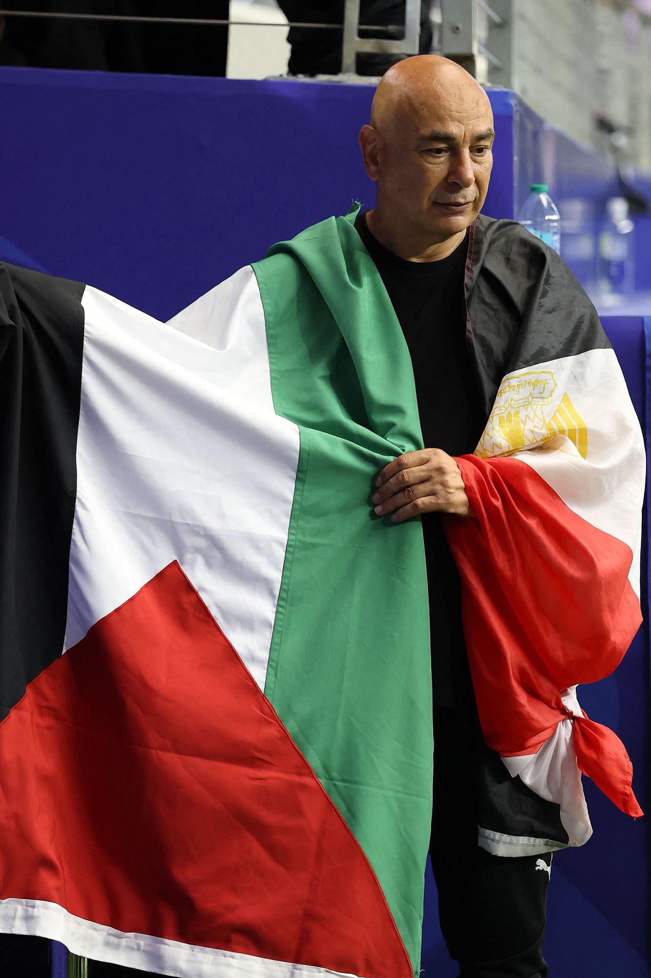 Hossam Hassan, entrenador de Egipto, envuelto en la bandera de Palestina luego de que su equipo se clasificara a los octavos de final del Mundial 2026 tras vencer a Australia
