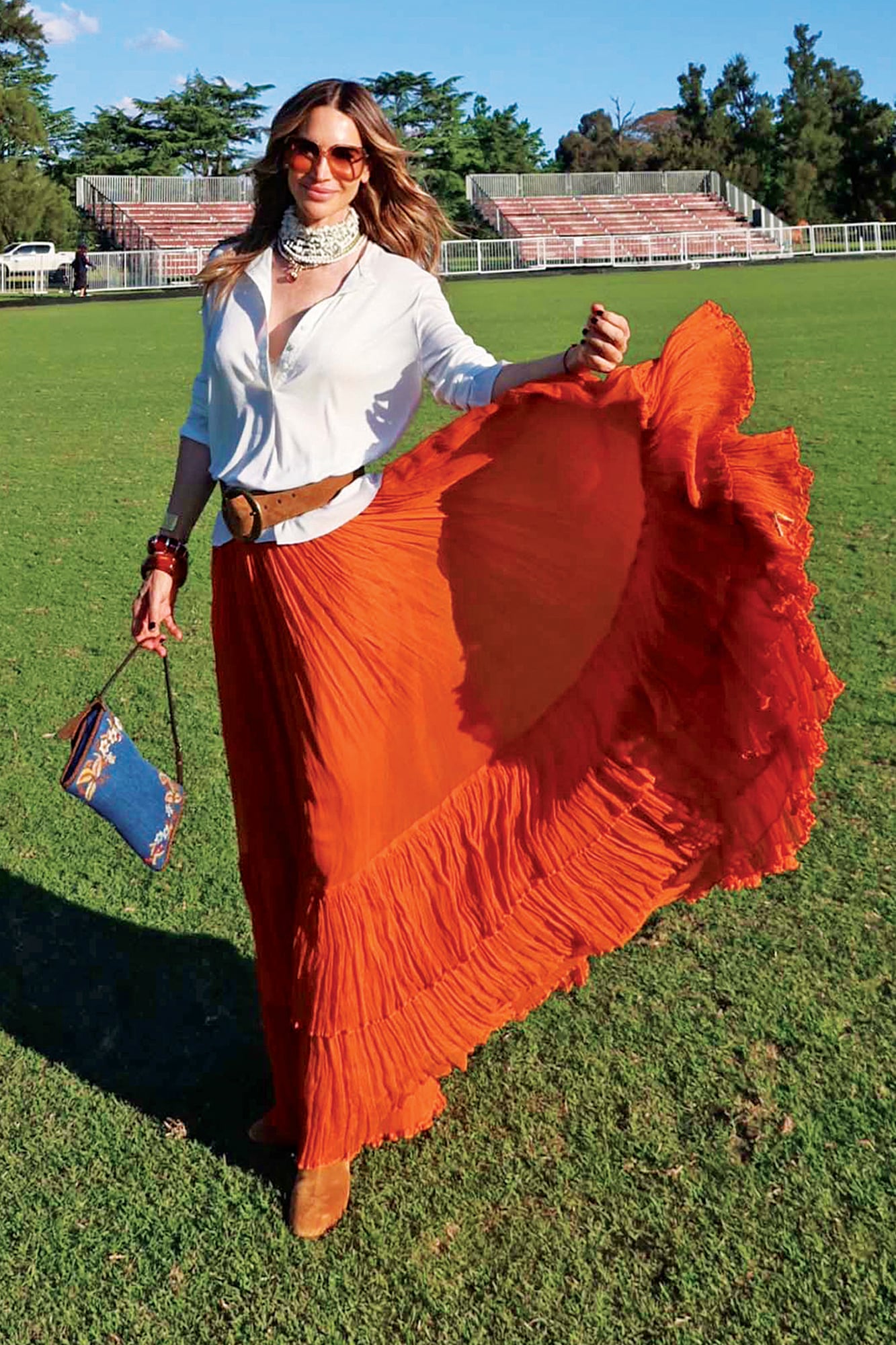 María Vázquez eligió un look gipsy chic alineado con las últimas tendencias: falda larga, plisada y colorida de El Camarín, botas y cinturón de gamuza, anteojos de sol XL y joyería artesanal de Drice