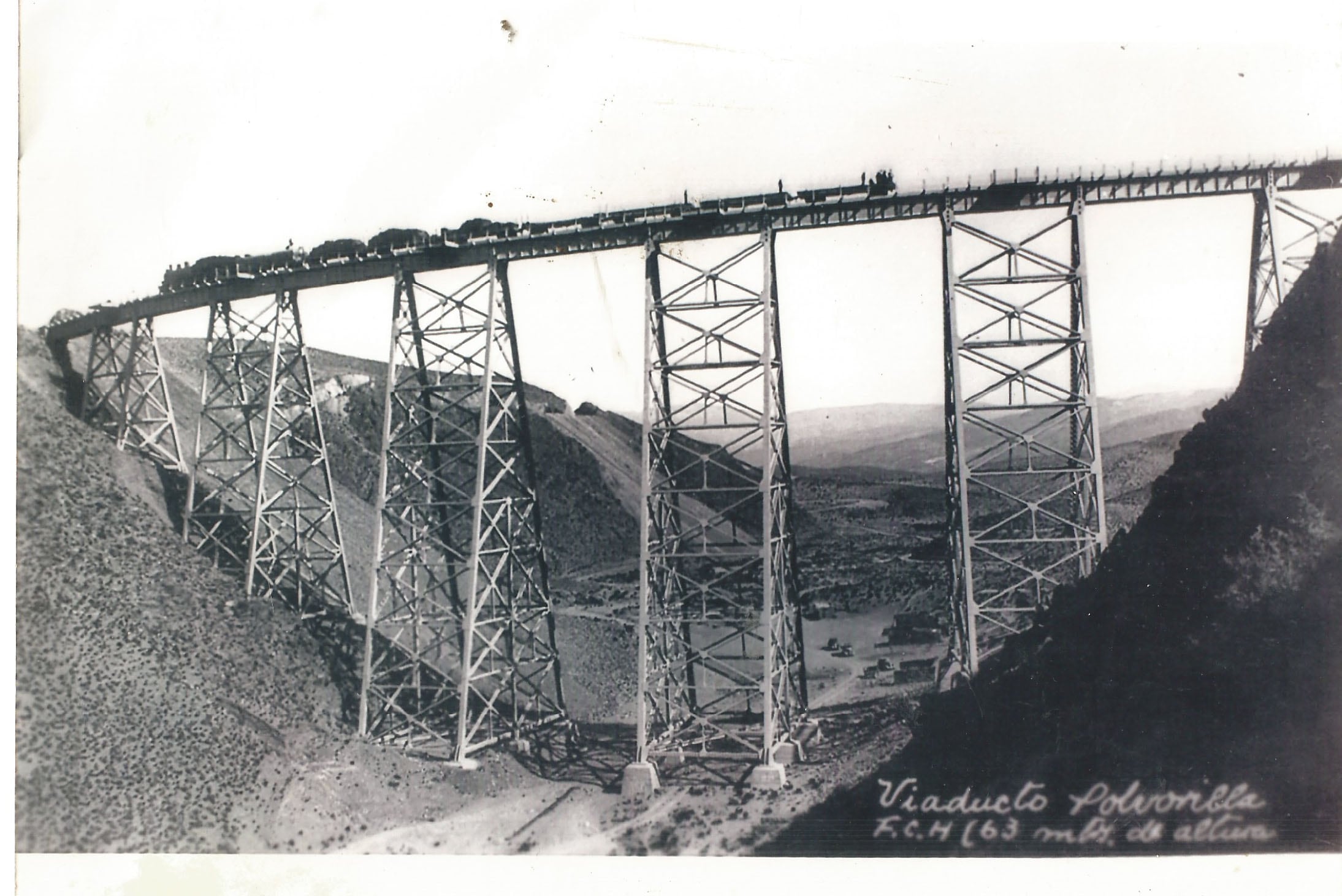 Un tren de carga sobre el viaducto La Polvorilla parece frágil a 63 metros de altura (Colección Pezzimenti)