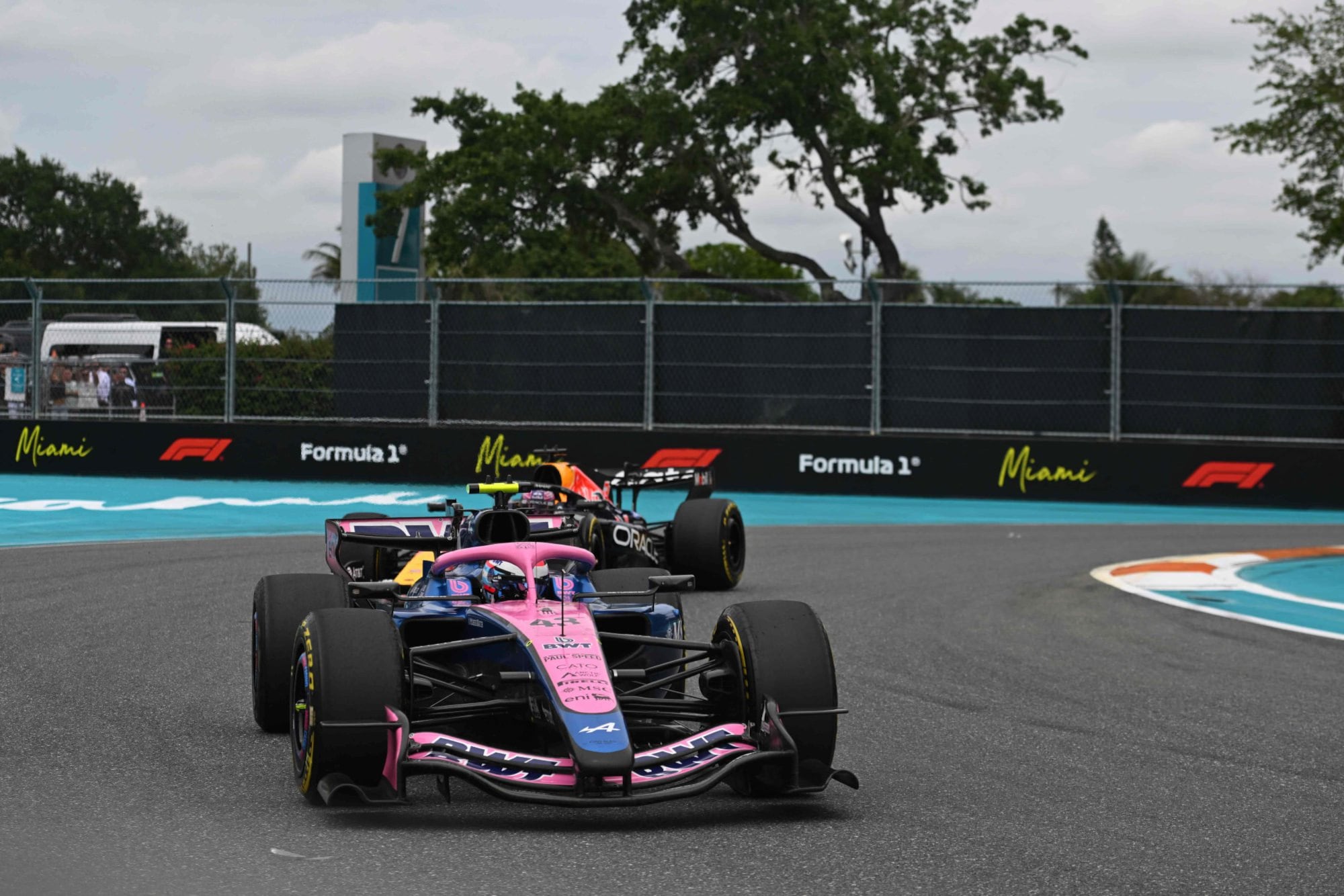 El Alpine de Franco Colapinto, por delante de Max Verstappen, cuando el argentina sufría el asedio del neerlandés (Photo by Rudy Carezzevoli / GETTY IMAGES NORTH AMERICA / Getty Images via AFP)