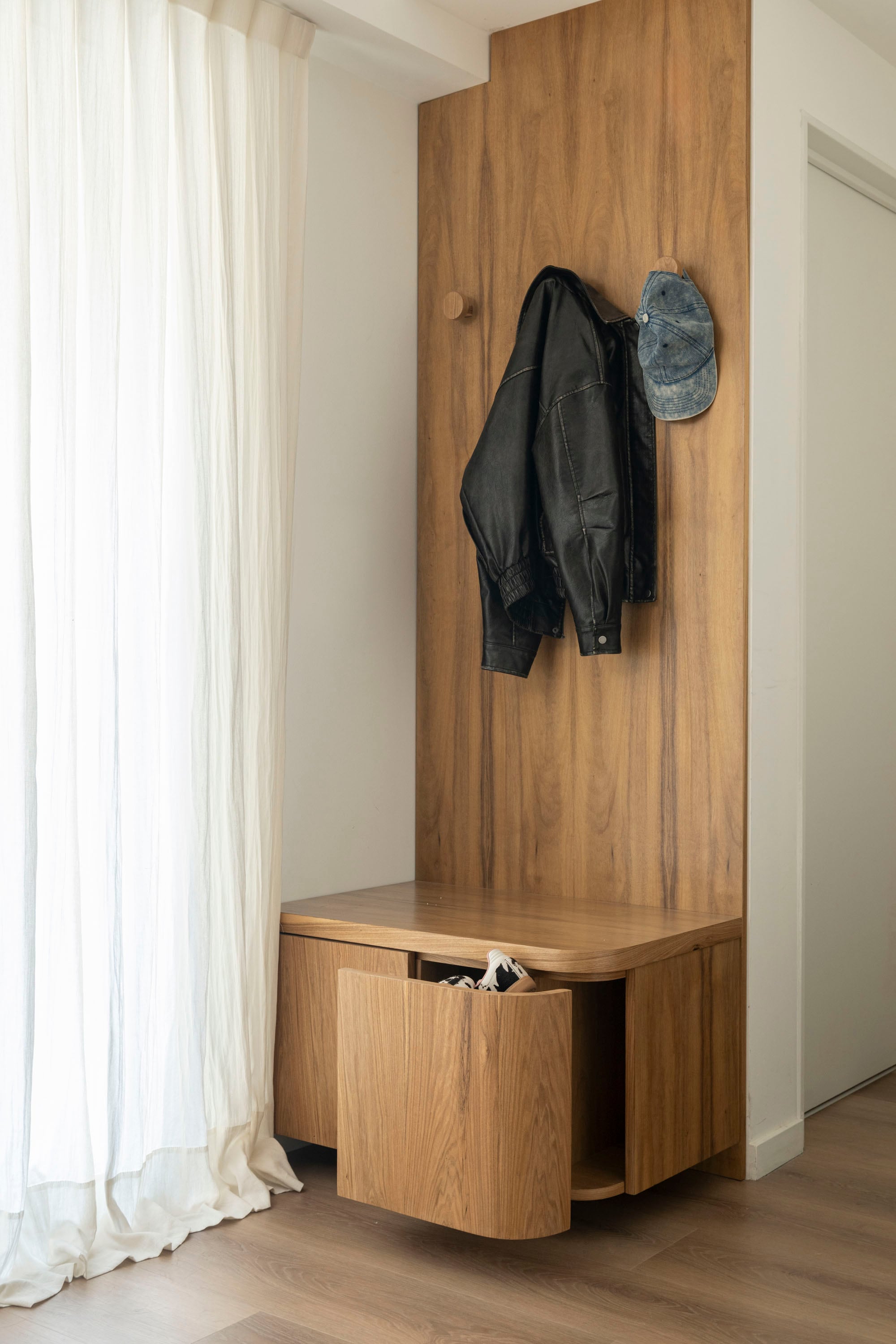 Casi como un ritual de bienvenida, el mudroom ofrece un lugar de pausa para sentarse y organizar el calzado no bien se cruza la puerta y así mantener la armonía visual del living.